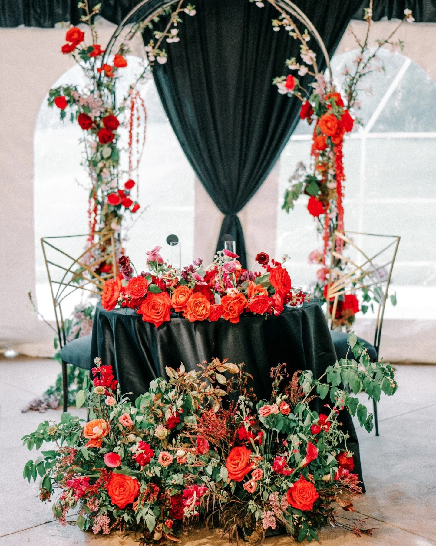 this is a perfect example of when moving tour arch is absolutely necessary.

photo // @seancookweddings
planning // @anntravisevents
floral // @parsonageevents
venue // @meadowbrookhall
cake // @belledolcecakes