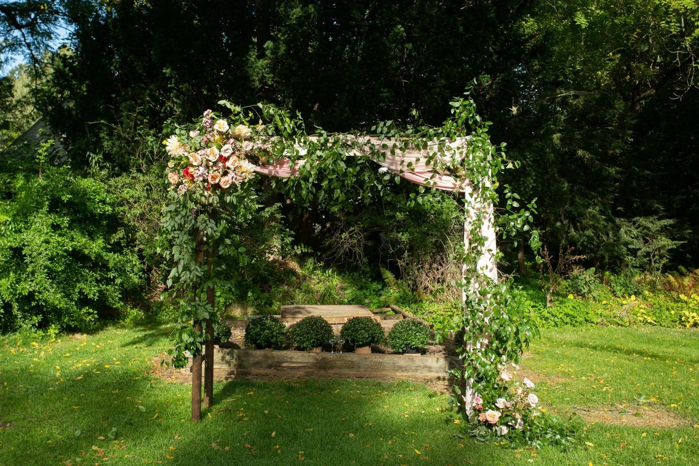 sunny little ceremony. 

Photo // @samsarkis
Floral // @parsonageevents