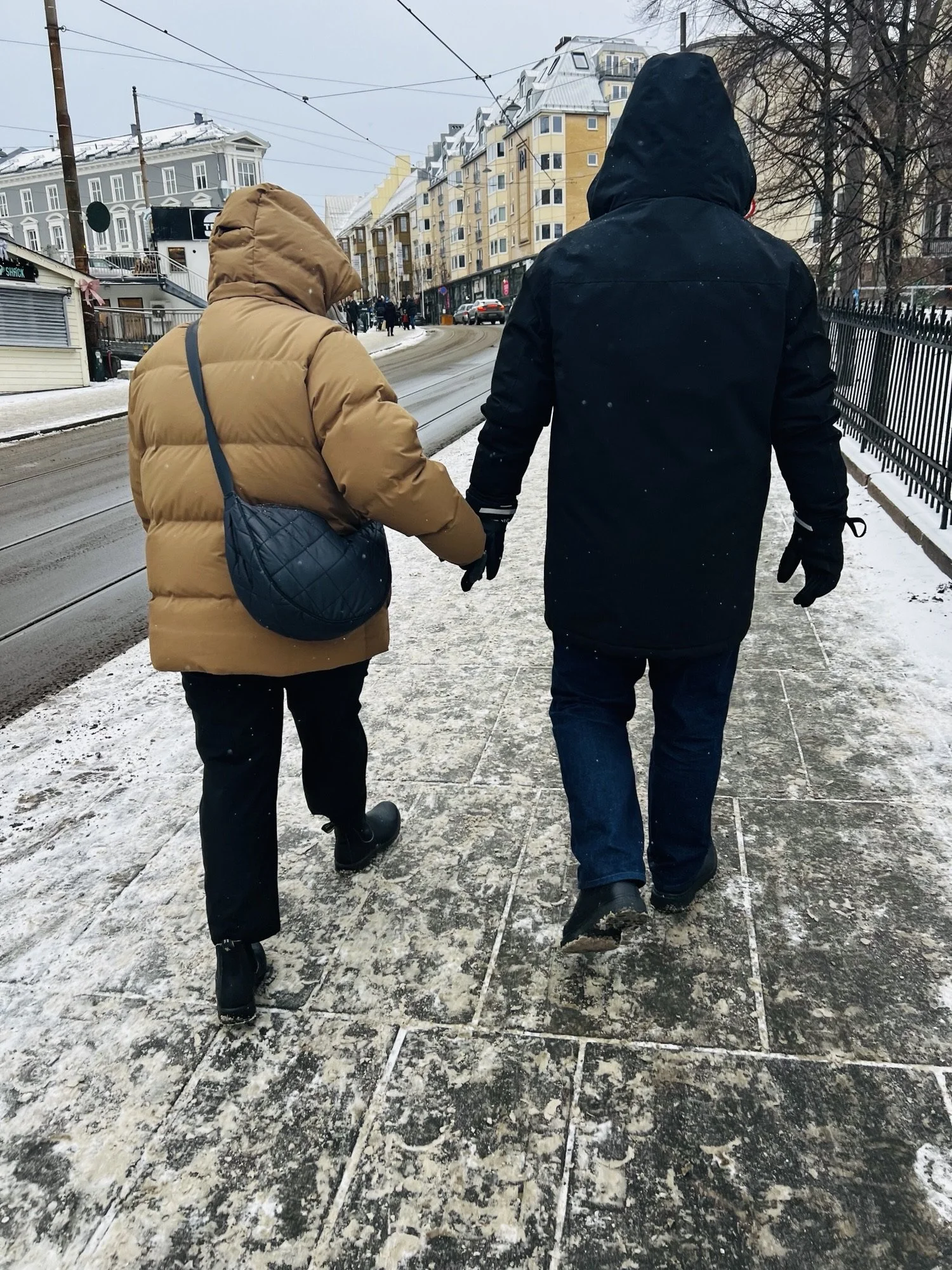 Holder Hender (Holding Hands)