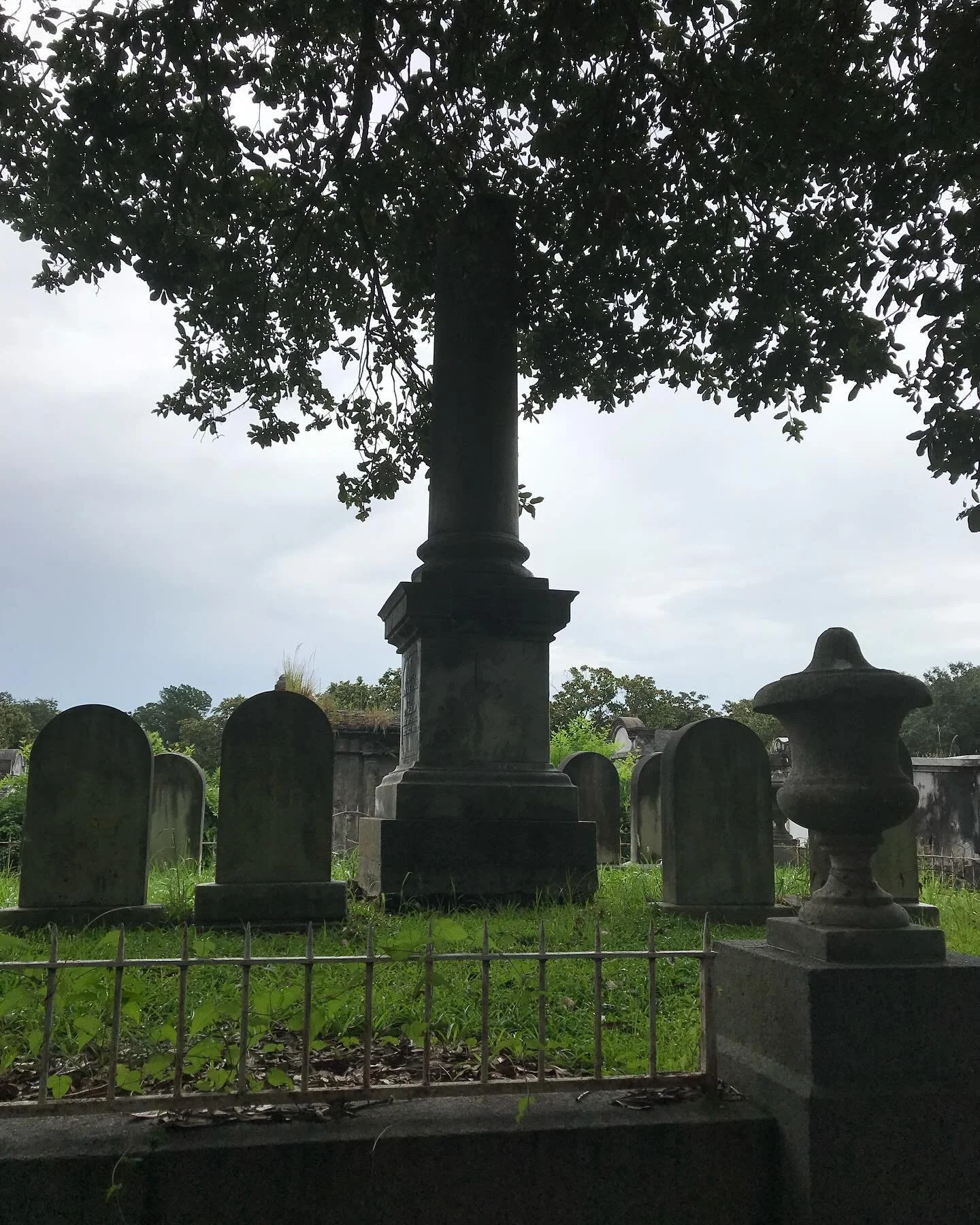 Wait I finally have a reason to post these photos of all the cemeteries I&rsquo;ve made Dan visit with me

Happy Halloween 👻

#lafayettecemetery #oaklandcemeteryatlanta #hollywoodforevercemetery