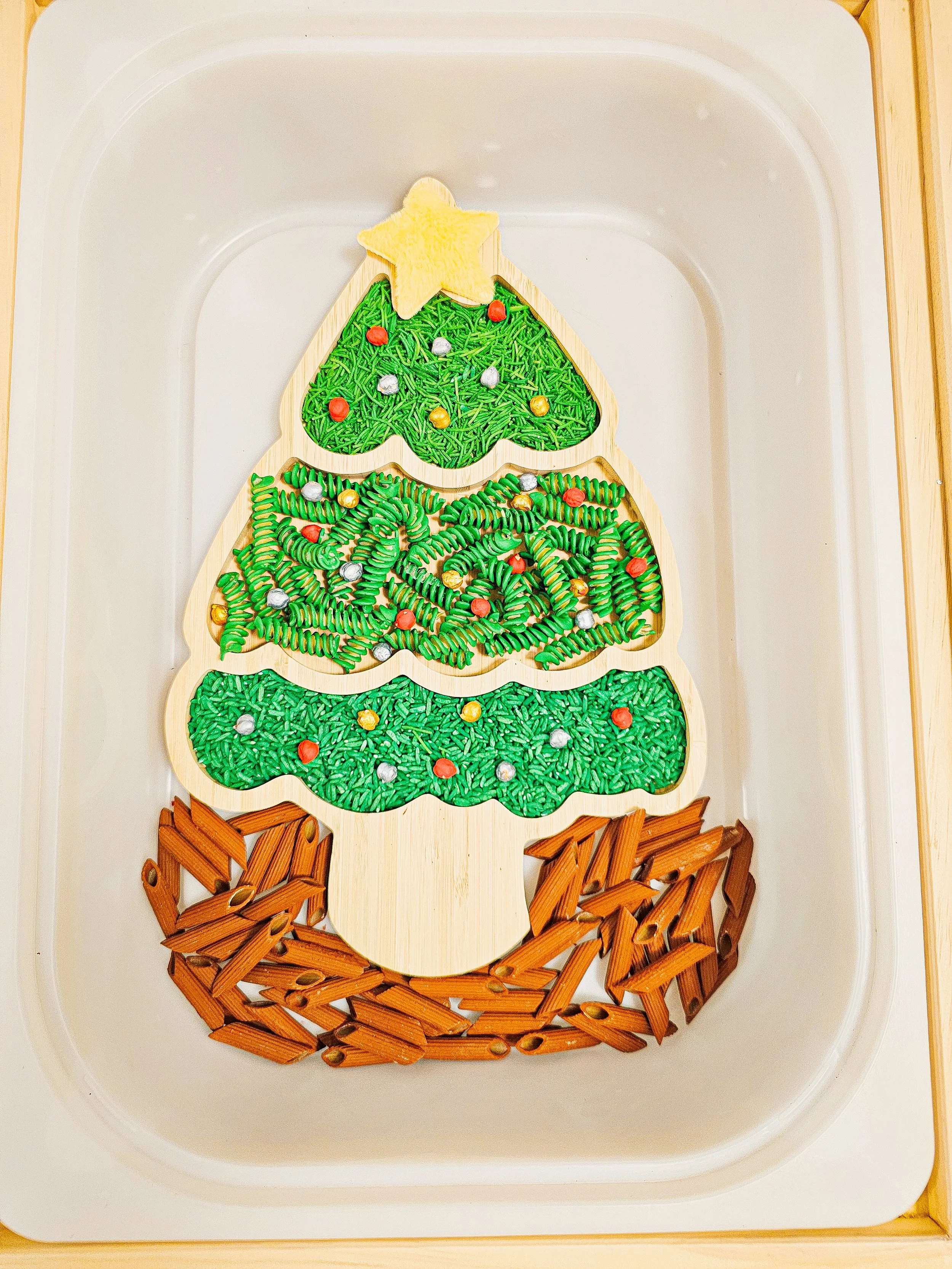 Christmas tree sensory play! 🎄