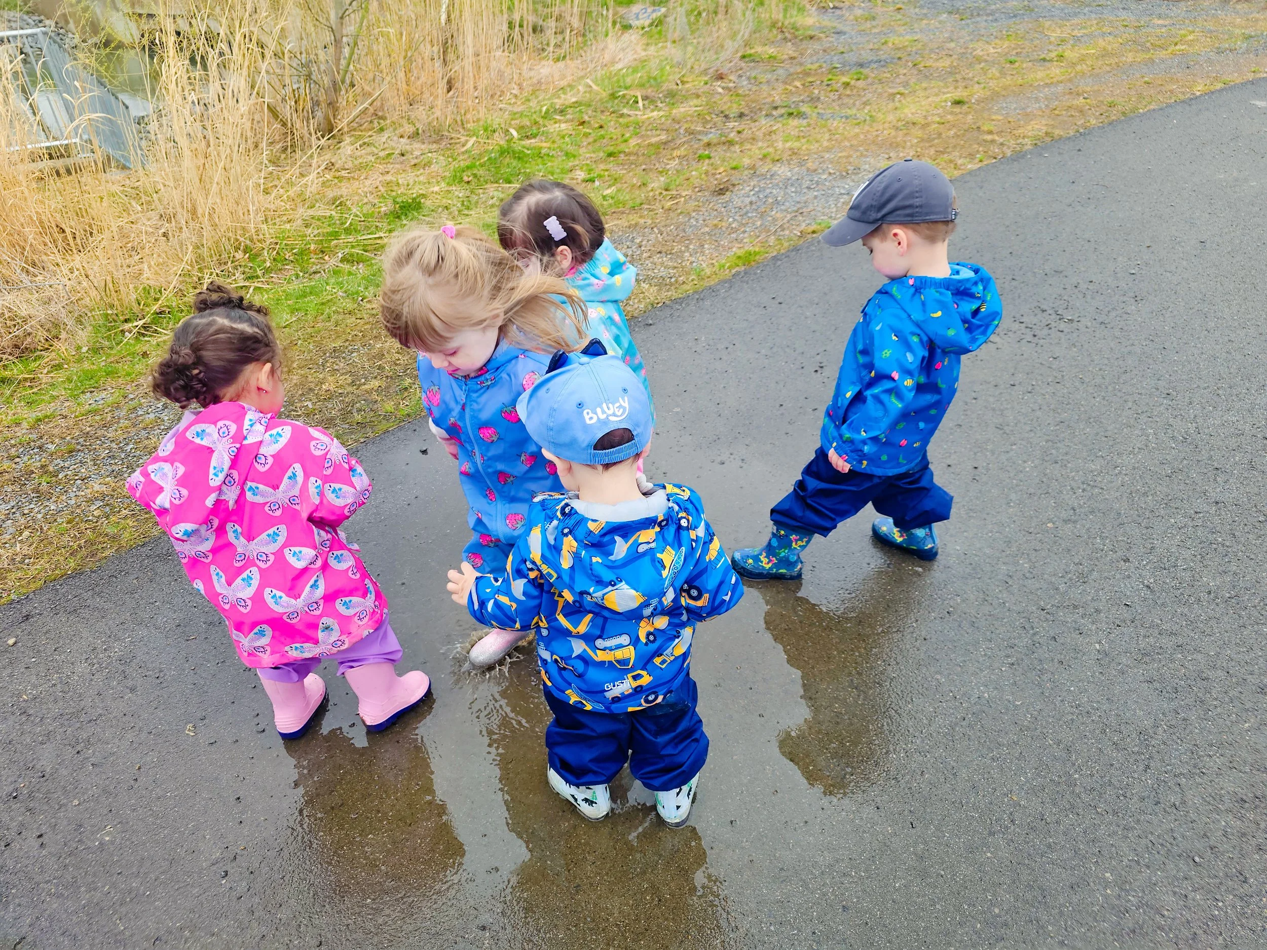 Rainy days are for puddle jumping with friends 💦👣