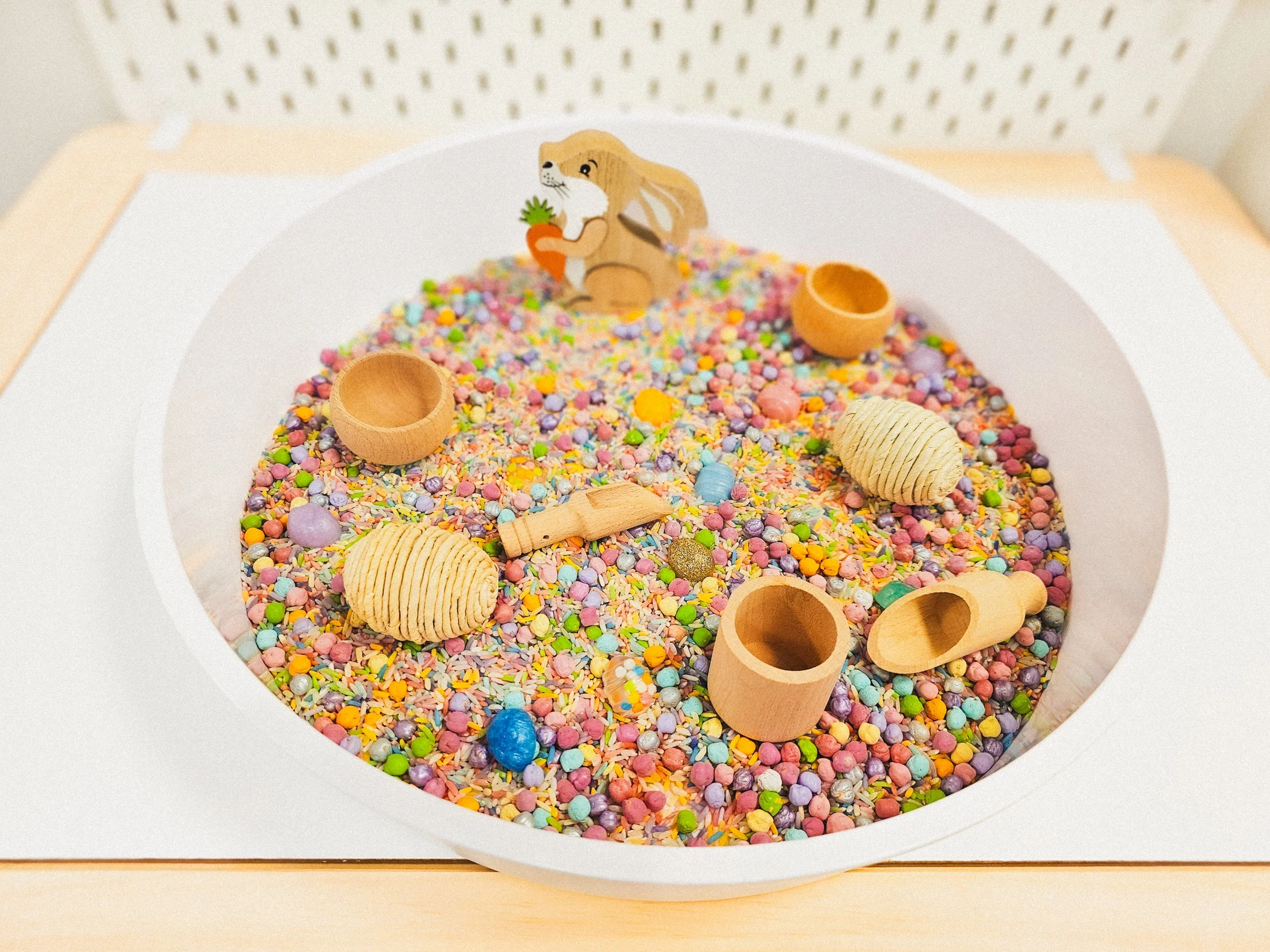 Springtime scooping sensory play! 🌈🐇