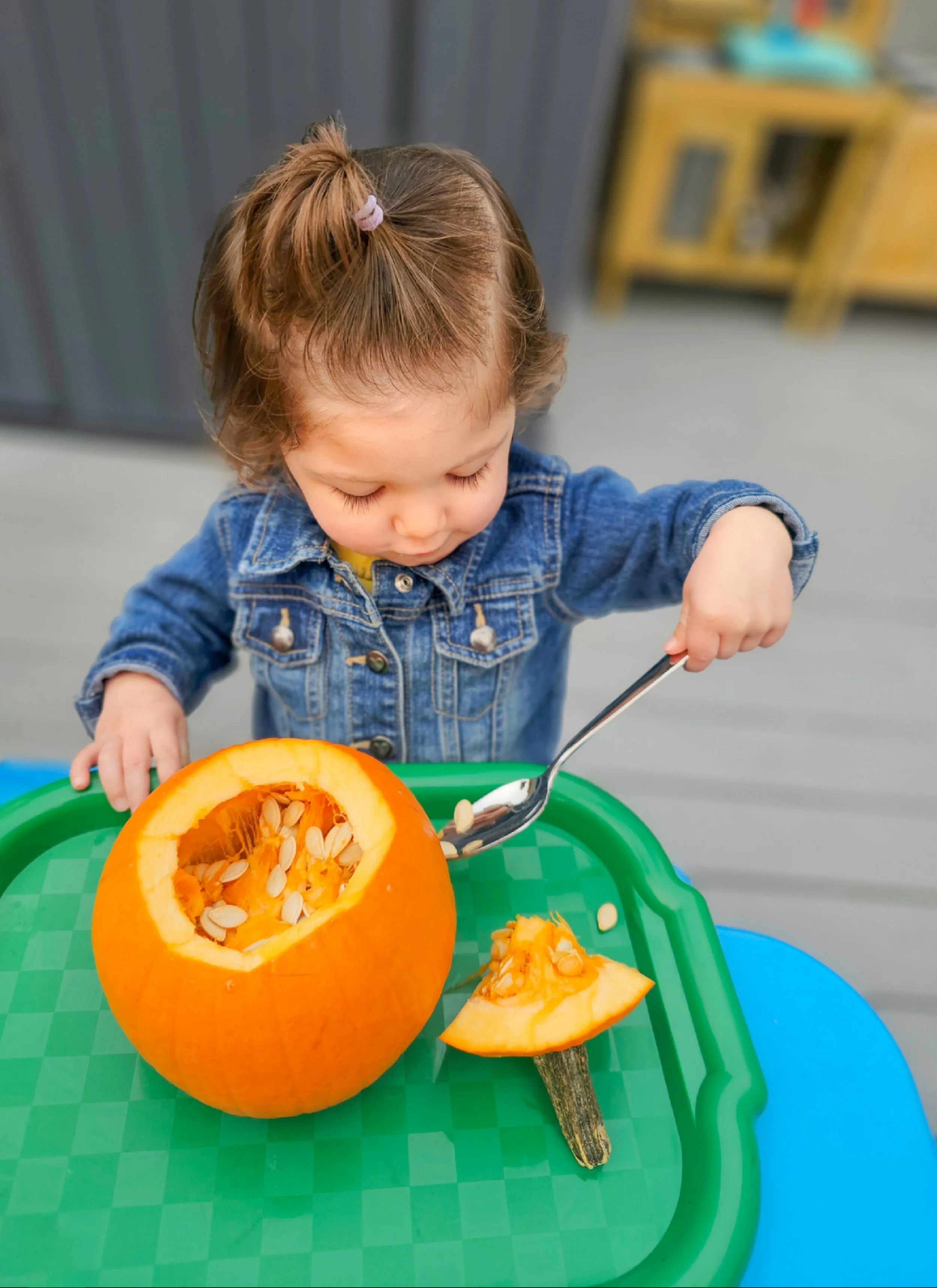 Messy play & pumpkin seed exploration! 🎃🥄