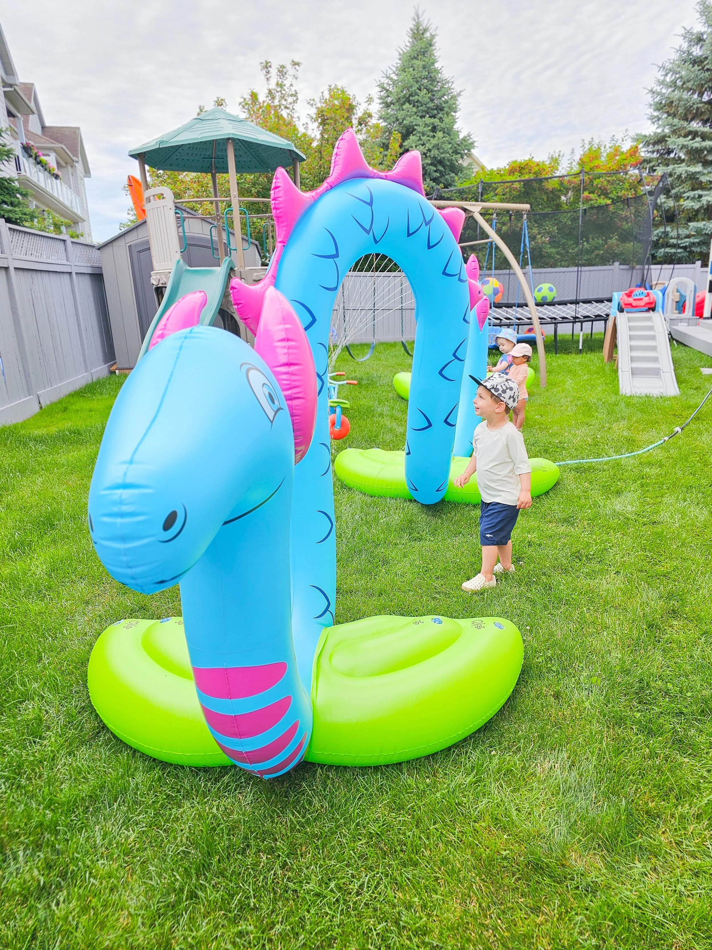Backyard summer adventures! 💦☀️