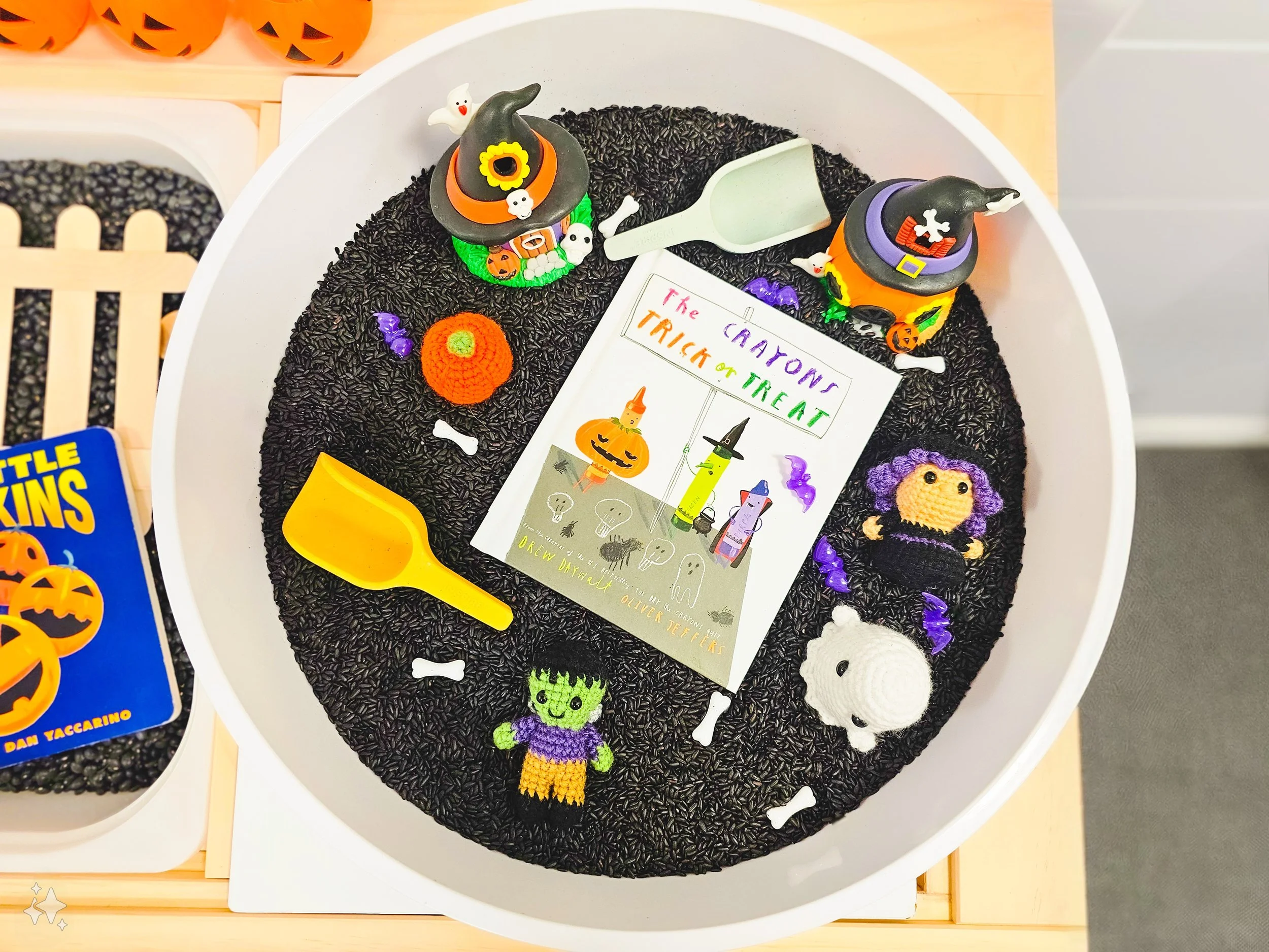 Spooky story time sensory fun! 📚🖍️🧙♀️