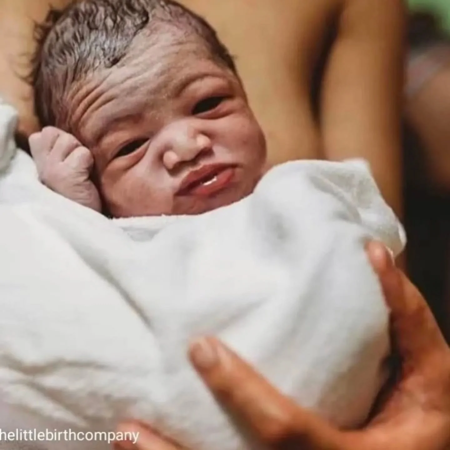 Why do newborns often look old?

It's mostly for the same reason - newborns and older people both have more skin than bone underneath.

For babies, this means there is enough skin to stretch over the increasing bone density and growth as the baby dev