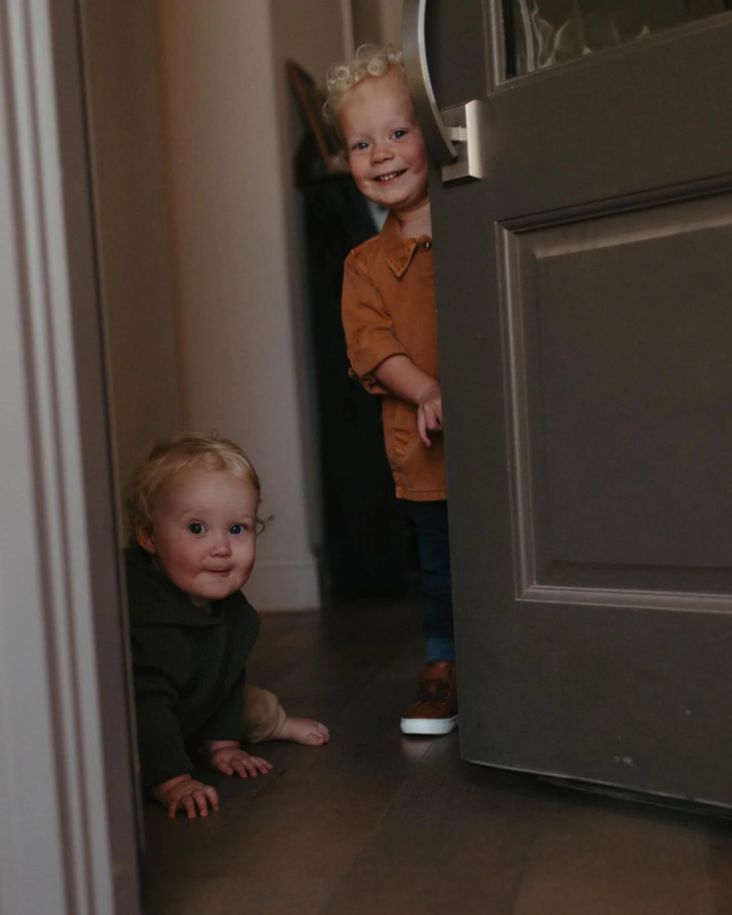This is why we do in-home sessions&hellip;I will choose these over field sessions everyday of the week. 

Because your babies don&rsquo;t need a perfect backdrop&hellip;they just need space to be themselves. 

The doorways they peek around.
The couch