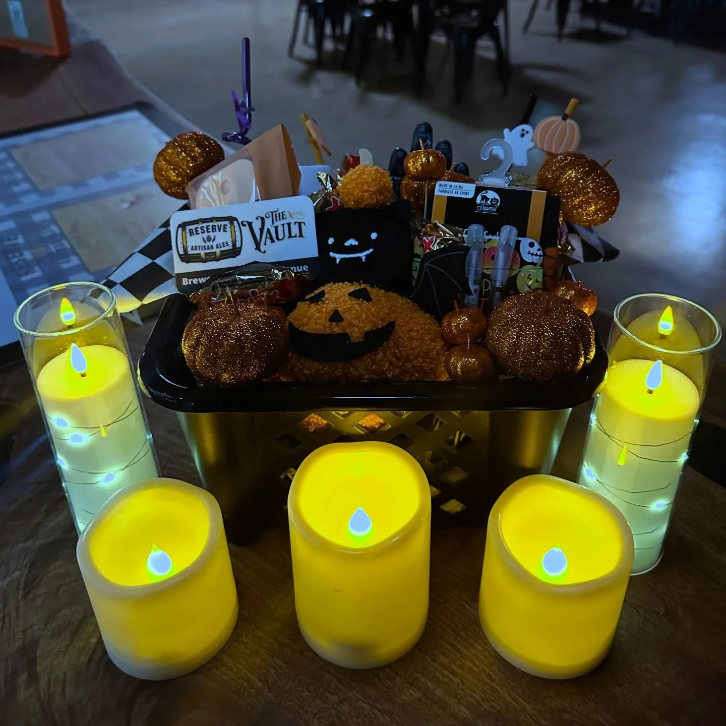 🎥 The winning team has a bootiful Boo basket to take home with them at Halloween Movie Trivia tonight👻