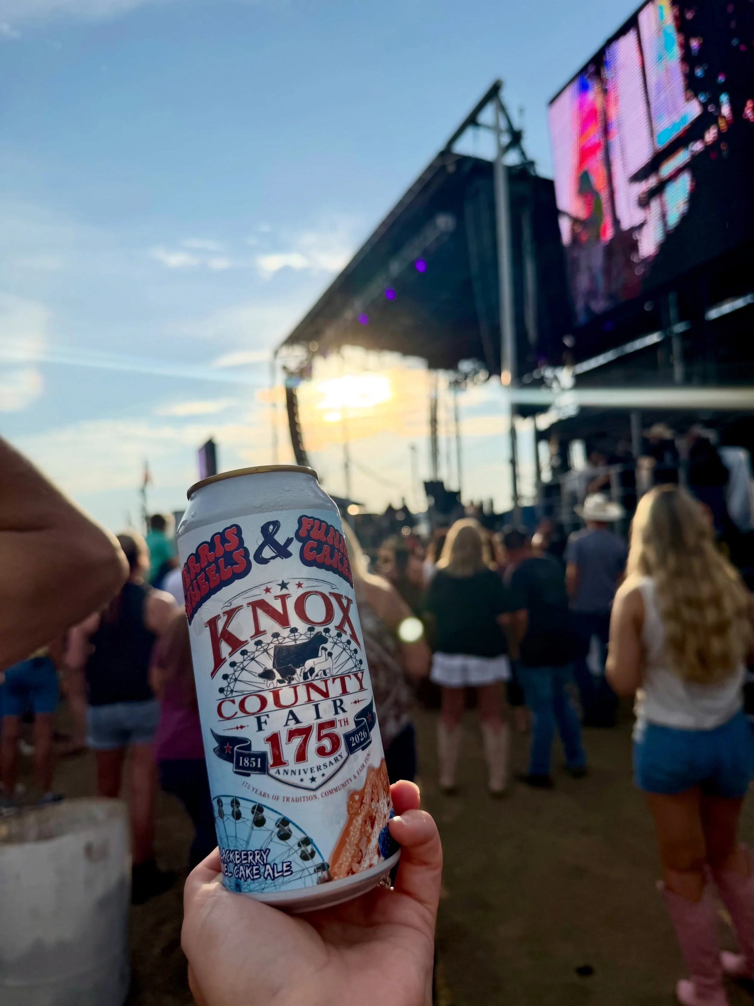 A great night enjoying our Ferris Wheels &amp; Funnel Cakes Blackberry Funnel Cake Golden Ale while we got to watch @justincolemoore &amp; @priscillablock at our small town @knoxcofair 🎡 Enjoy this brew all weekend in the beer garden until it releas