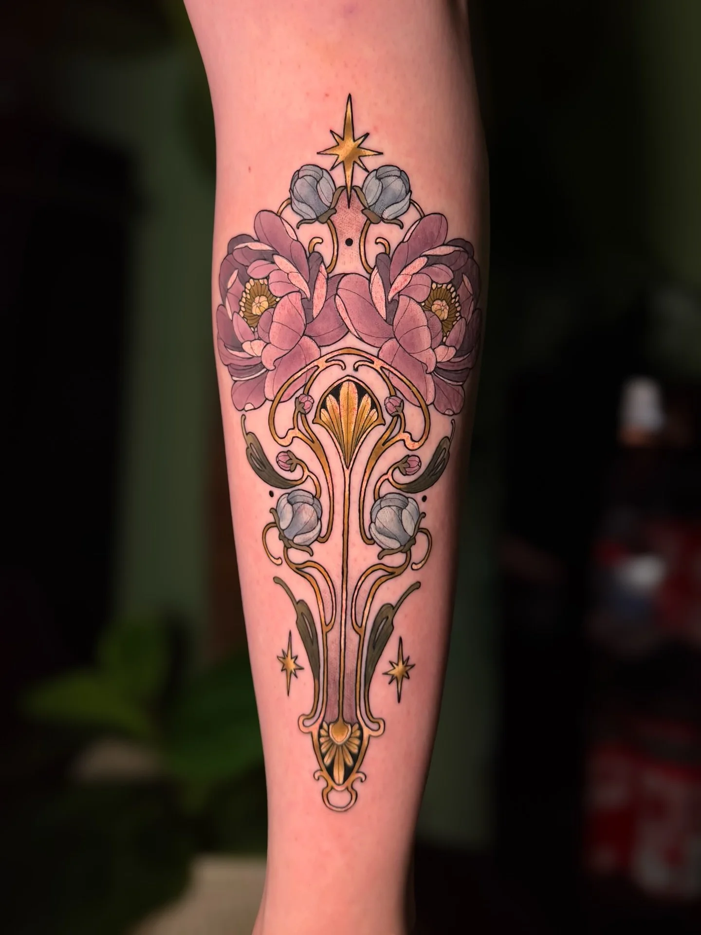 Art nouveau floral&hearts;️

&hearts;️Books are currently closed. Booking updates will be posted here and at @escatlatatattoo. To join my mailing list go to https://www.escarlatatattoo.com &hearts;️

#sandyspringstattoo #escarlatatattoo #flashtattoo 