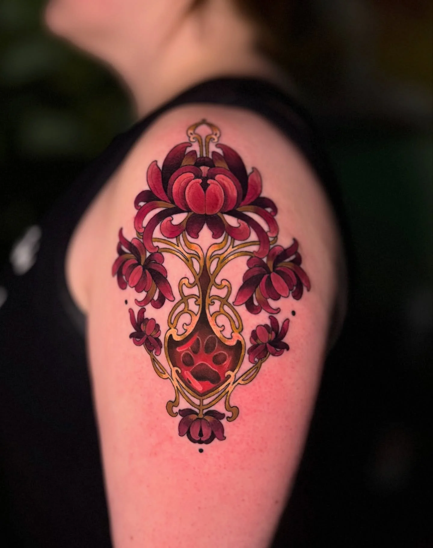 Finished ornamental floral piece with a paw print at the center for a more personal touch.

Join my mailing list at https:www.escarlatatattoo.com 

#atlantatattoo #artnouveautattoo #neotraditionaltattoo #painterlytattoo #neocalssicaltattoo