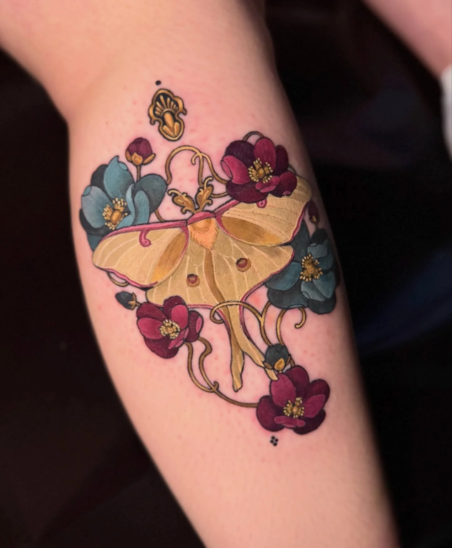 A softer, more delicate piece with muted tones, floral movement, and ornamental art nouveau inspired details. For Nicole. 

Join my mailing list at https:www.escarlatatattoo.com 

#atlantatattoo #artnouveautattoo #neotraditionaltattoo #painterlytatto