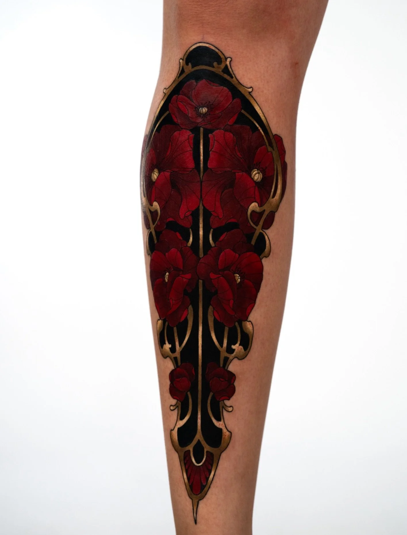 Finished this piece yesterday at my guest spot at @edenbodyartstudios. Deep reds, ornamental art nouveau inspired movement, and a composition designed to flow with the shape of the leg. Excited to continue with the other side on Saturday! 

Join my m