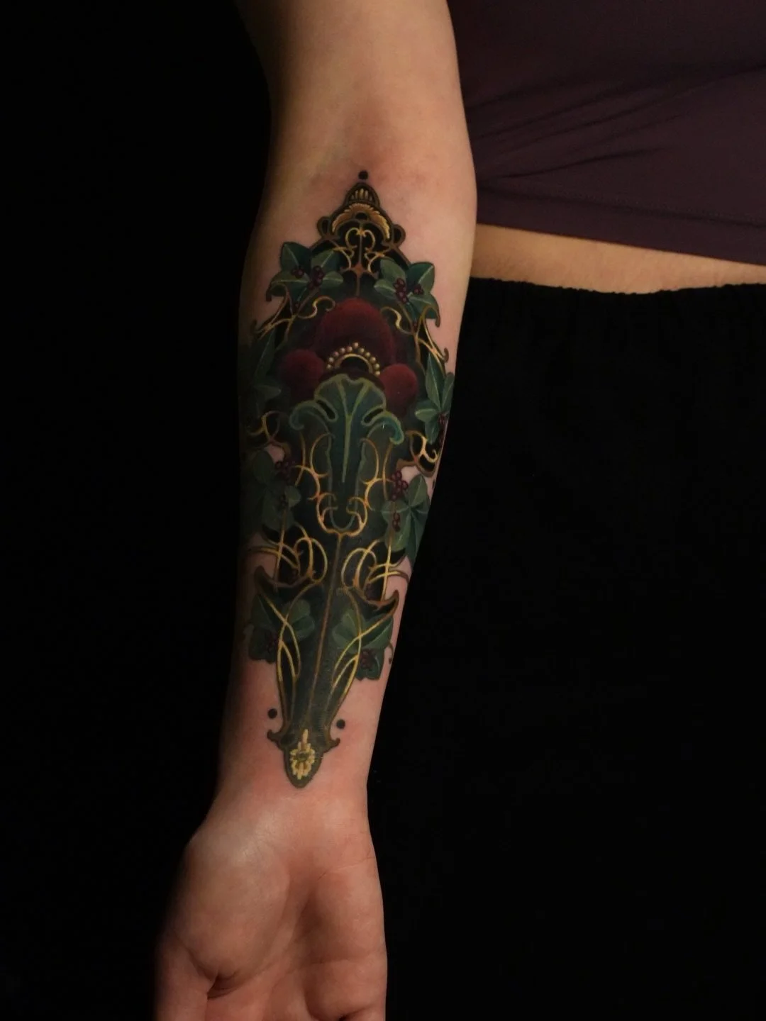 Really loved the color palette on this piece for Brigitta. Deep greens, burgundy, and, as always, gold. Some areas of this piece are healed, but most is fresh. 

Join my mailing list at https:www.escarlatatattoo.com 

#atlantatattoo #artnouveautattoo