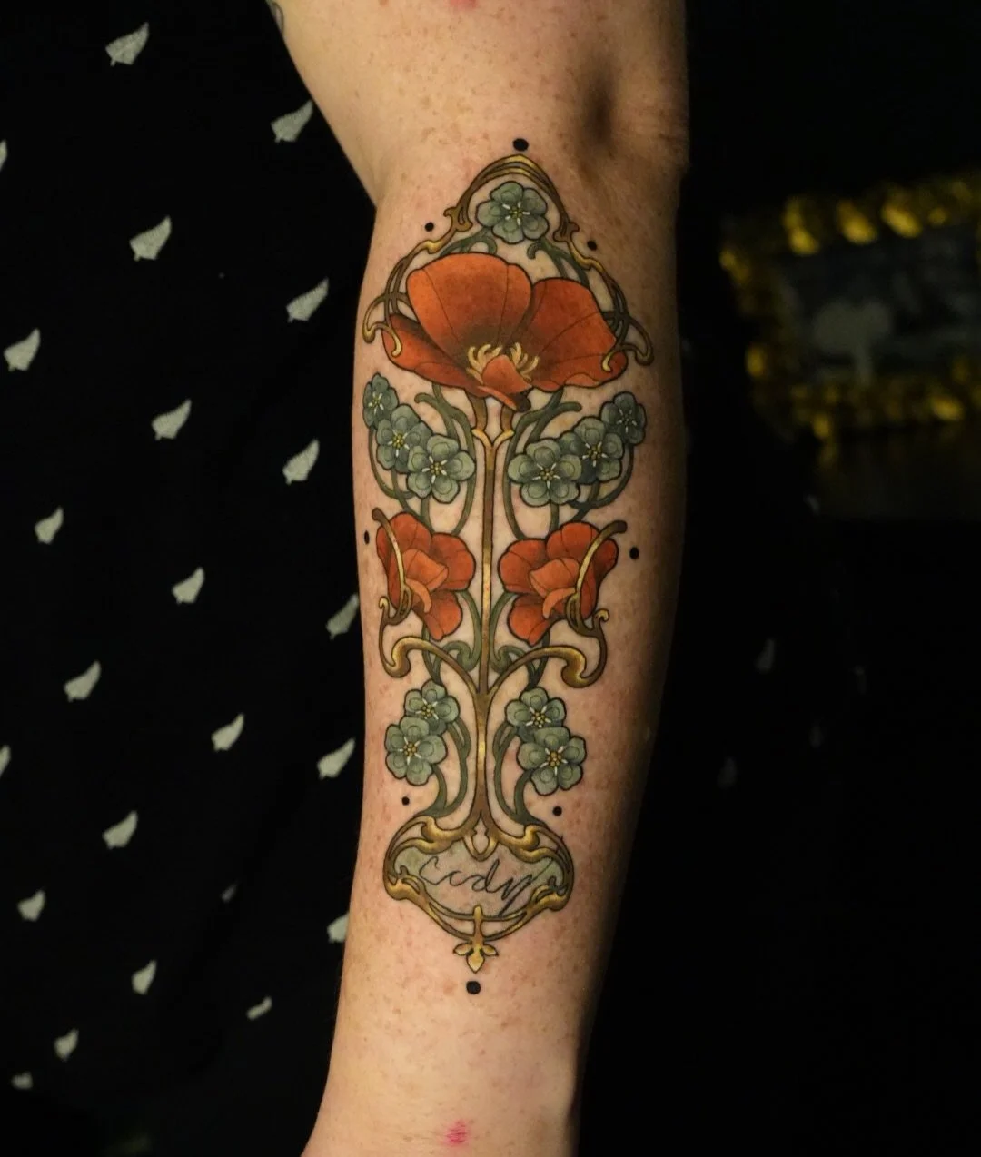 Nouveau inspired memorial floral piece for Sarah. 

Join my mailing list at https:www.escarlatatattoo.com 

#atlantatattoo #artnouveautattoo #neotraditionaltattoo #painterlytattoo #neocalssicaltattoo
