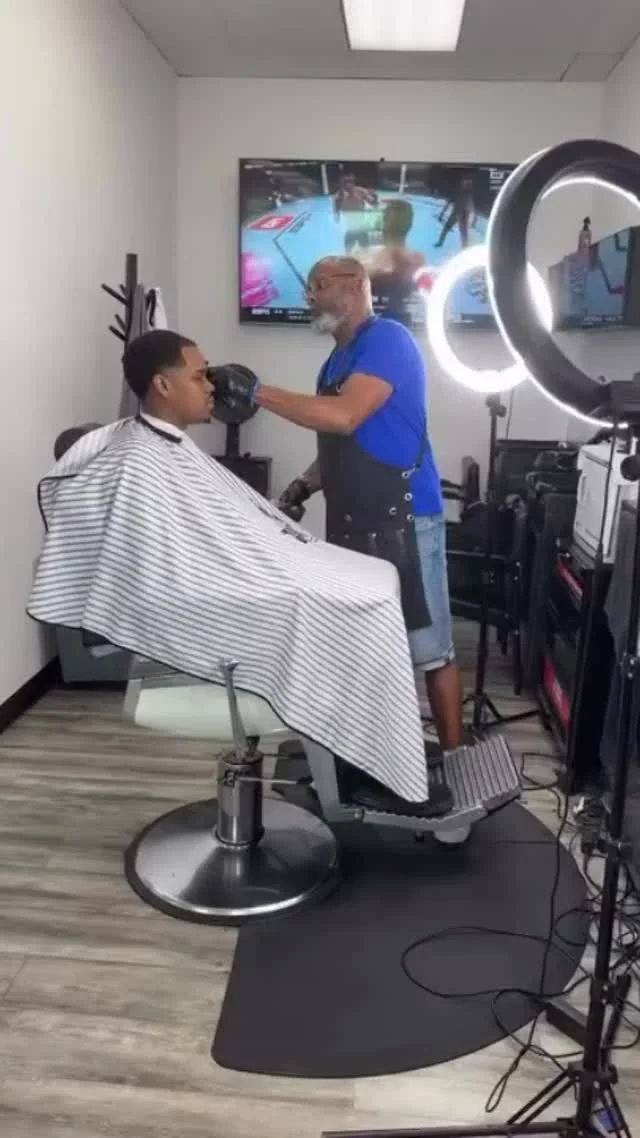 Chairs full, vibes right. The Coiffeur Room don’t miss! 🔥 #houston #houstonbarber #houstonbarbershop