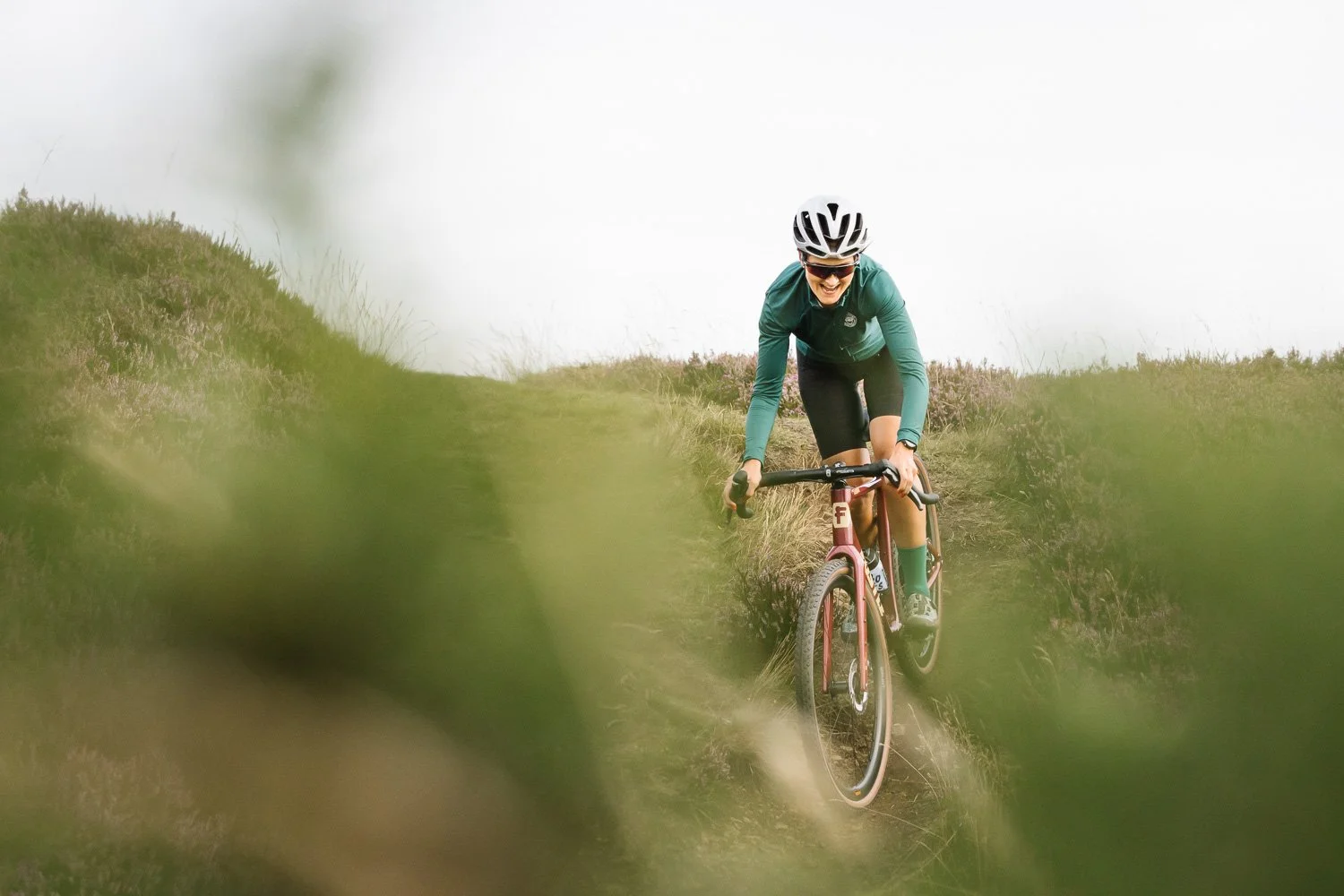 Female cyclist on Fustle Causeway gravel bike-001