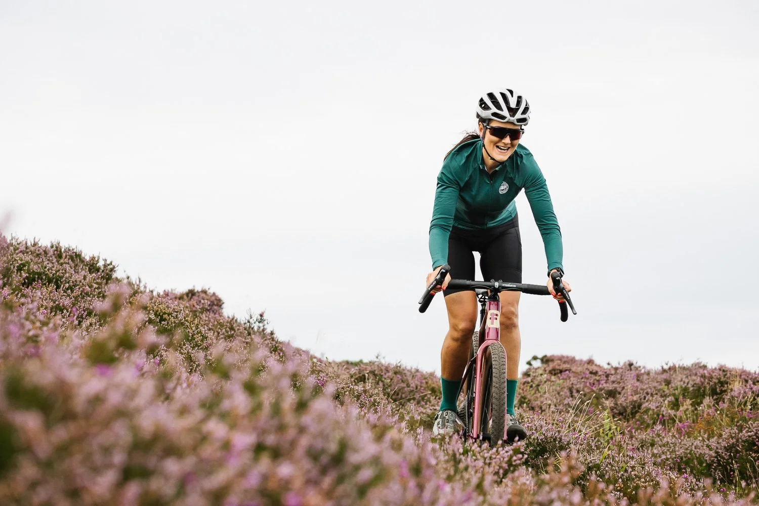 Female cyclist on Fustle Causeway gravel bike-006