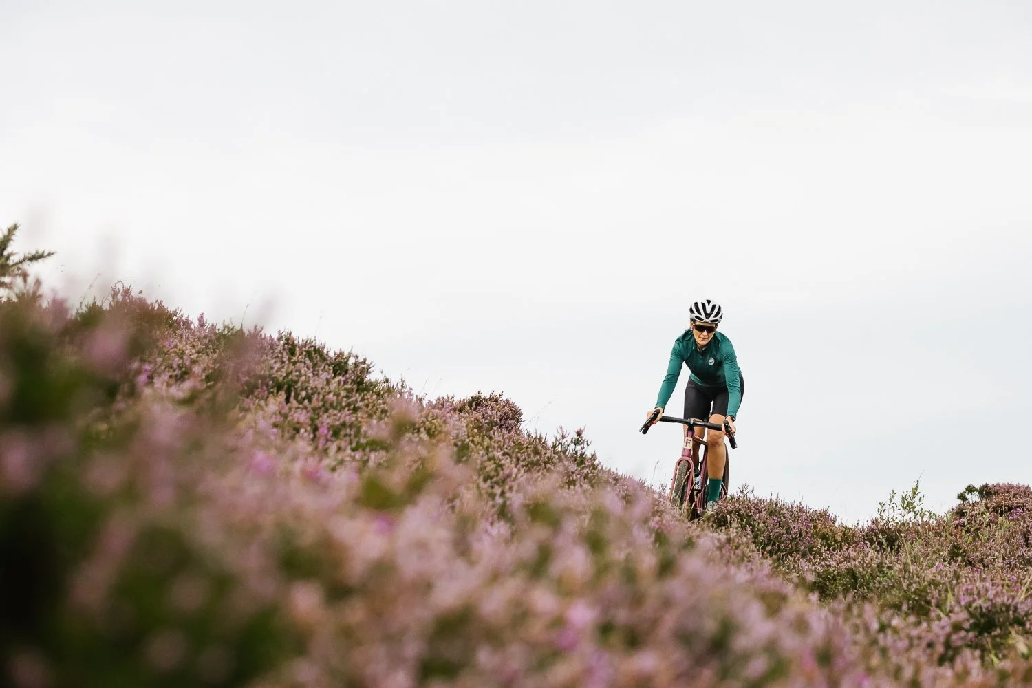 Female cyclist on Fustle Causeway gravel bike-005