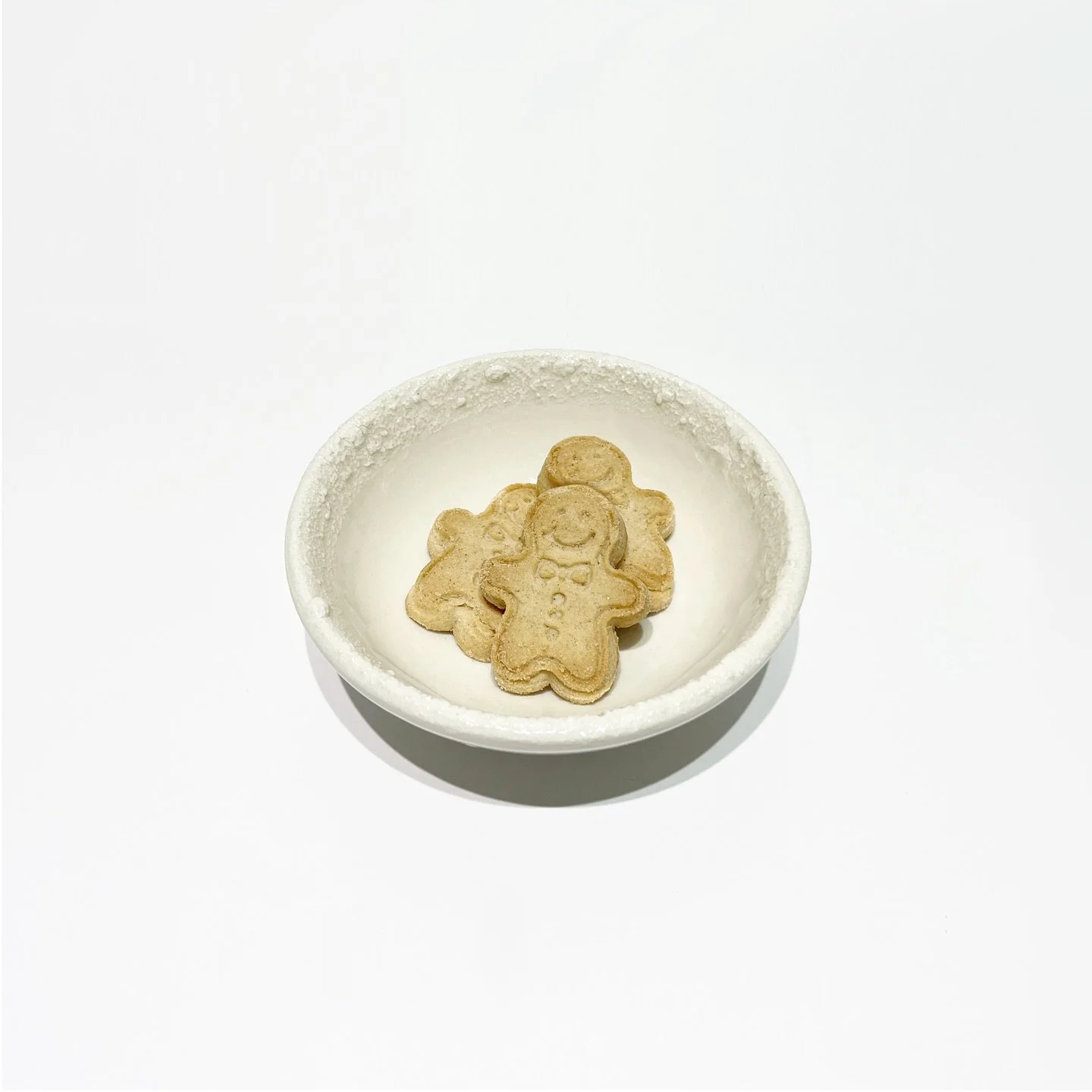 .
&Oslash; 11&ndash;4.2cm, H 4cm
𝗙𝗹𝘂𝗺𝗯𝗹𝗲 𝗦𝗲𝗿𝗶𝗲𝘀 : 𝗔 𝗣𝗶𝗻𝗰𝗵 𝗕𝗼𝘄𝗹

Flumble blends the softness of fluff with the fragility of crumble. Inspired by the feeling of a tuft gently falling apart between fingers, the line explores how d