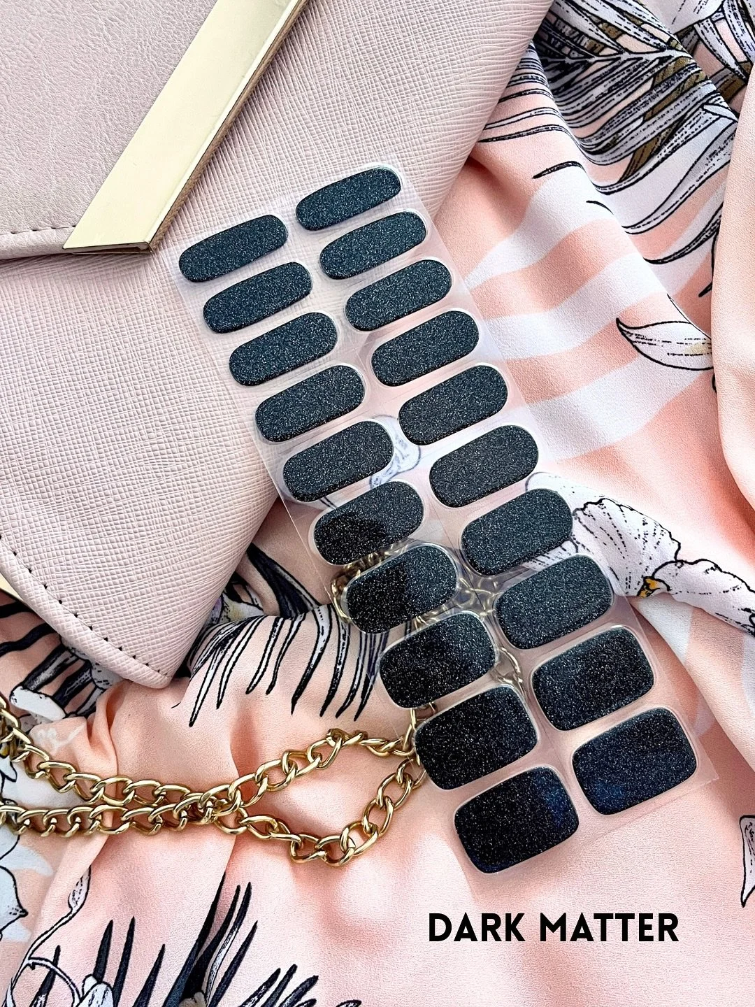 Picking a wrap to match my Melbourne Cup outfit was honestly harder than picking a winner 🐎💅

I changed my mind about five times, but I&rsquo;m calling it a win anyway 😉

#FrankieAndCo #FrankieAndCoNails #AustralianNailWraps #SemiCuredGelWrapsAu