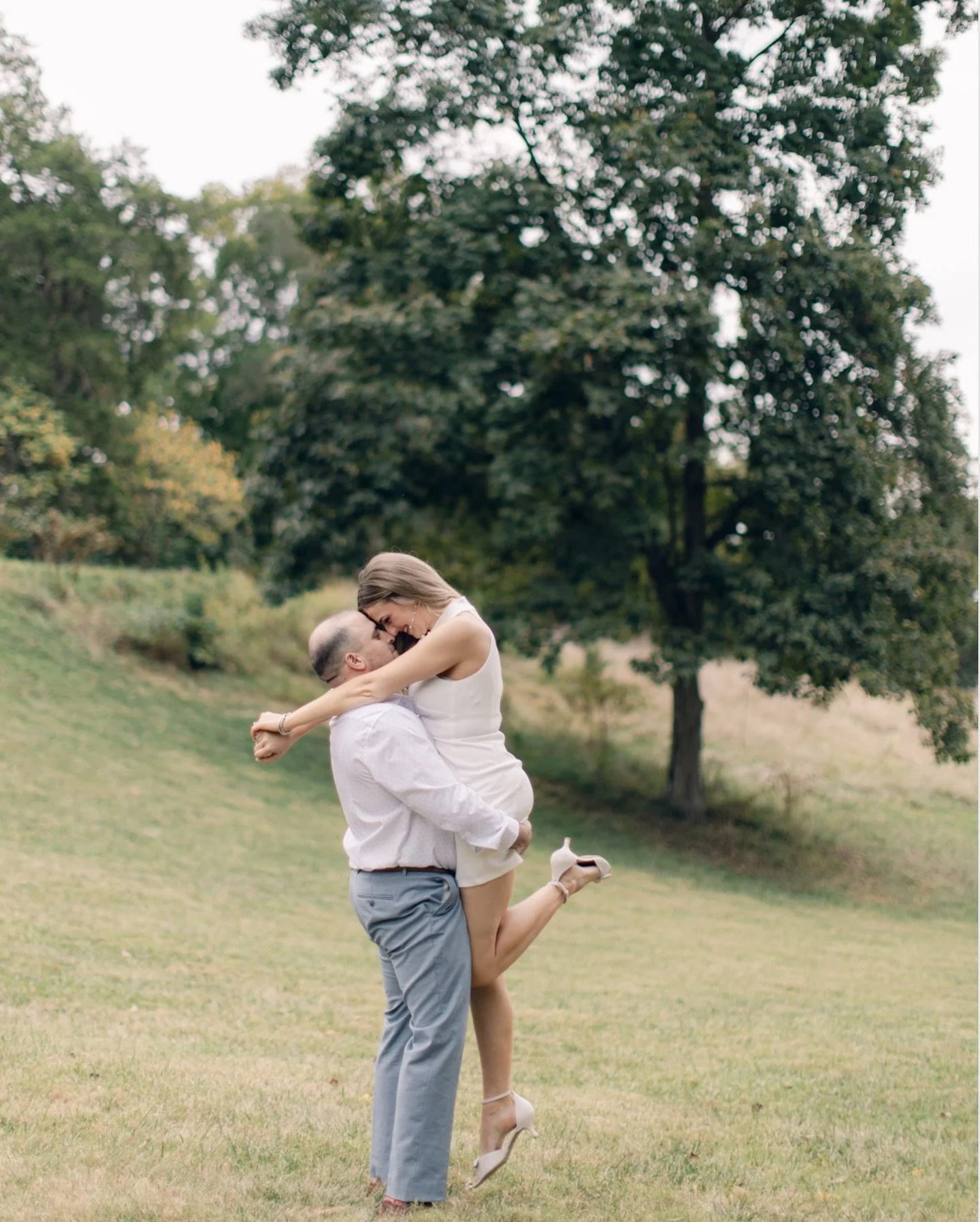 Soft skies, timeless love 🤍
Even with a blanket of clouds overhead, Oatlands in Leesburg, VA gave us the most romantic backdrop for this engagement session. The overcast light was pure magic&mdash;soft, even, and so flattering for these two and thei