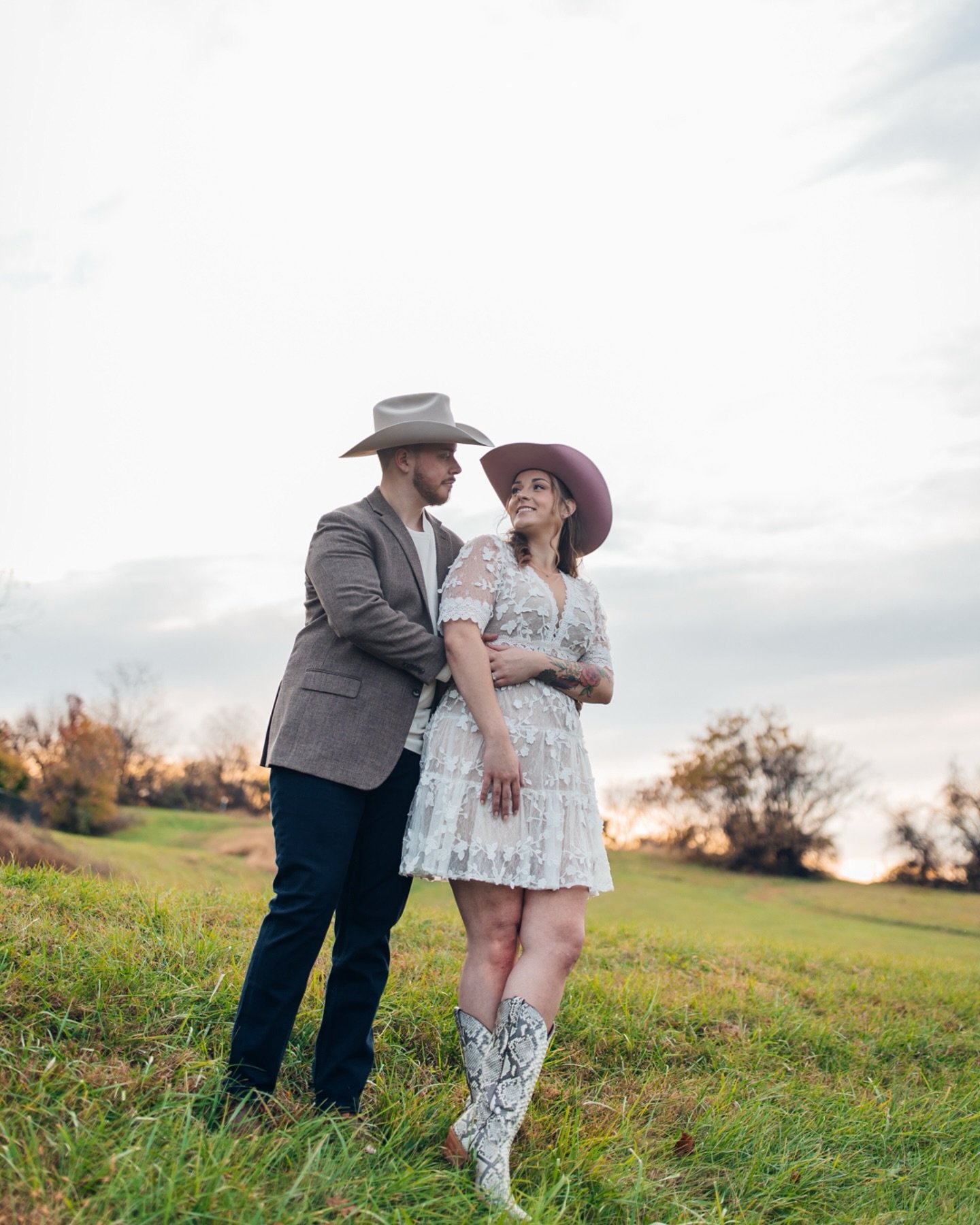 Our cowboy-style engagement session was straight out of a country dream &mdash; boots, hats, golden fields, and a sunset that painted everything in the warmest glow. #cowbowlove #weddingstyle #styleofwedding #engagementstyle #virginiaengagement #enga