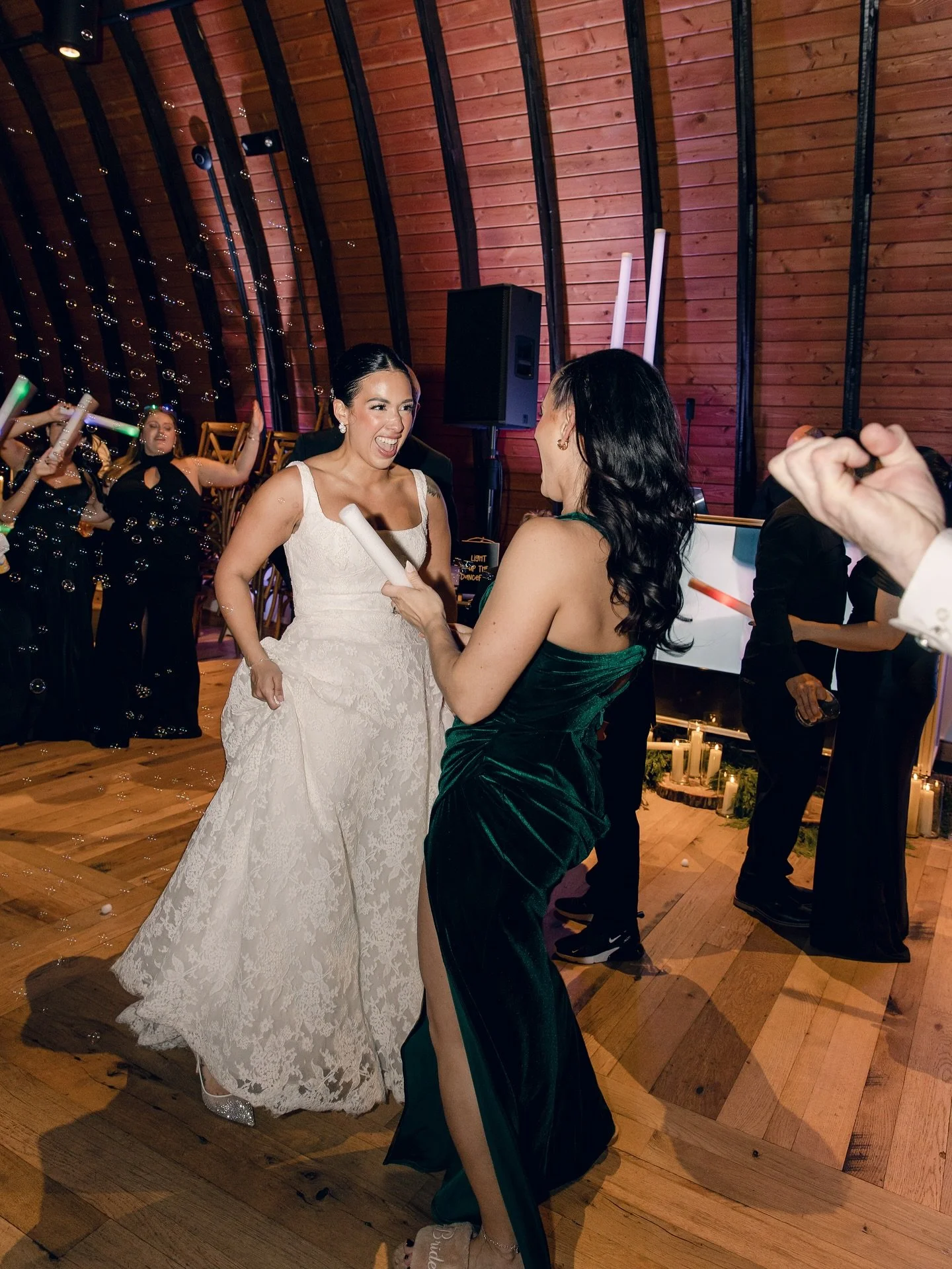 Reception photos are the best part of the wedding. 
Candid laughs, wild dance moves, and zero regrets captured on camera.
Venue @thebarnatbrambleton
Planner @h.e.r.highexpectationsrentals
Florist @thegardenhouseva
Bride @_kenia_sorto_
Groom @daddy_be