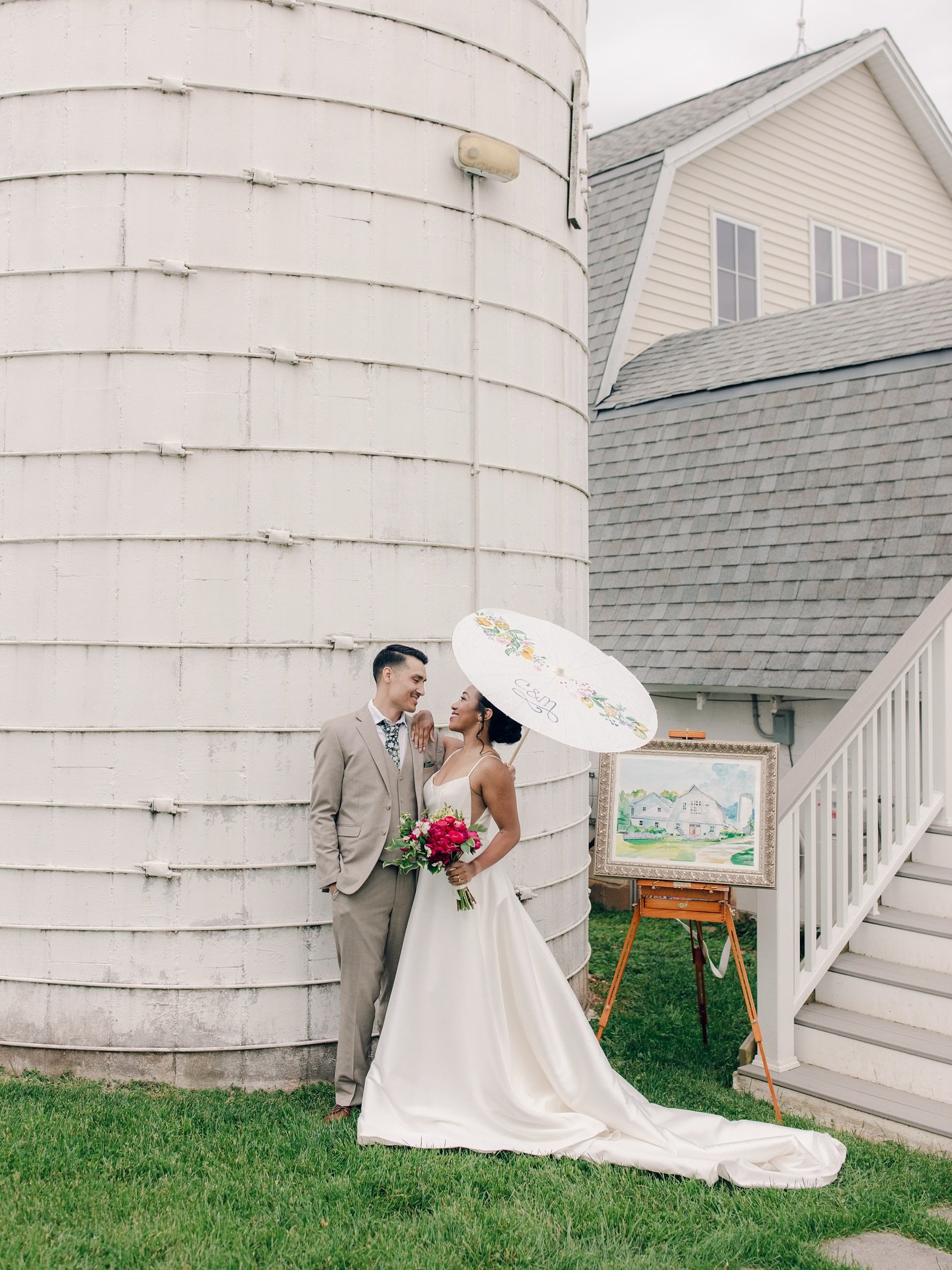 Beneath a sky full of promise and under the elegance of their custom parasol umbrella by @doolittle.wedding, two hearts became one on the most beautiful day of their lives. Every detail reflected their timeless romance, with delicate touches that mad