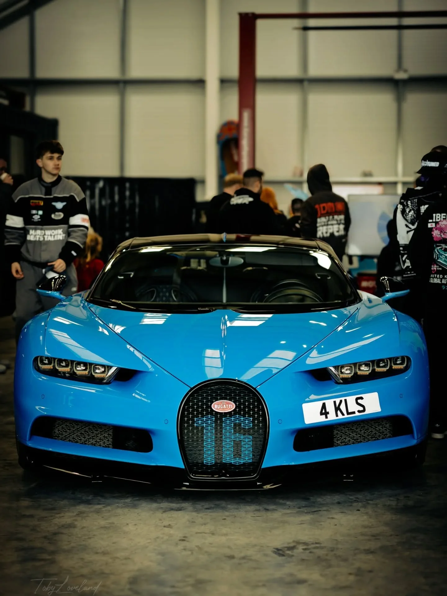 This isn&rsquo;t a car&hellip; it&rsquo;s a statement.

When a Bugatti Chiron pulls up&hellip; everything else just goes quiet.
Captured at Gravity HQ Cars &amp; Coffee &mdash; where builds like this remind you what next level really looks like.

📸 
