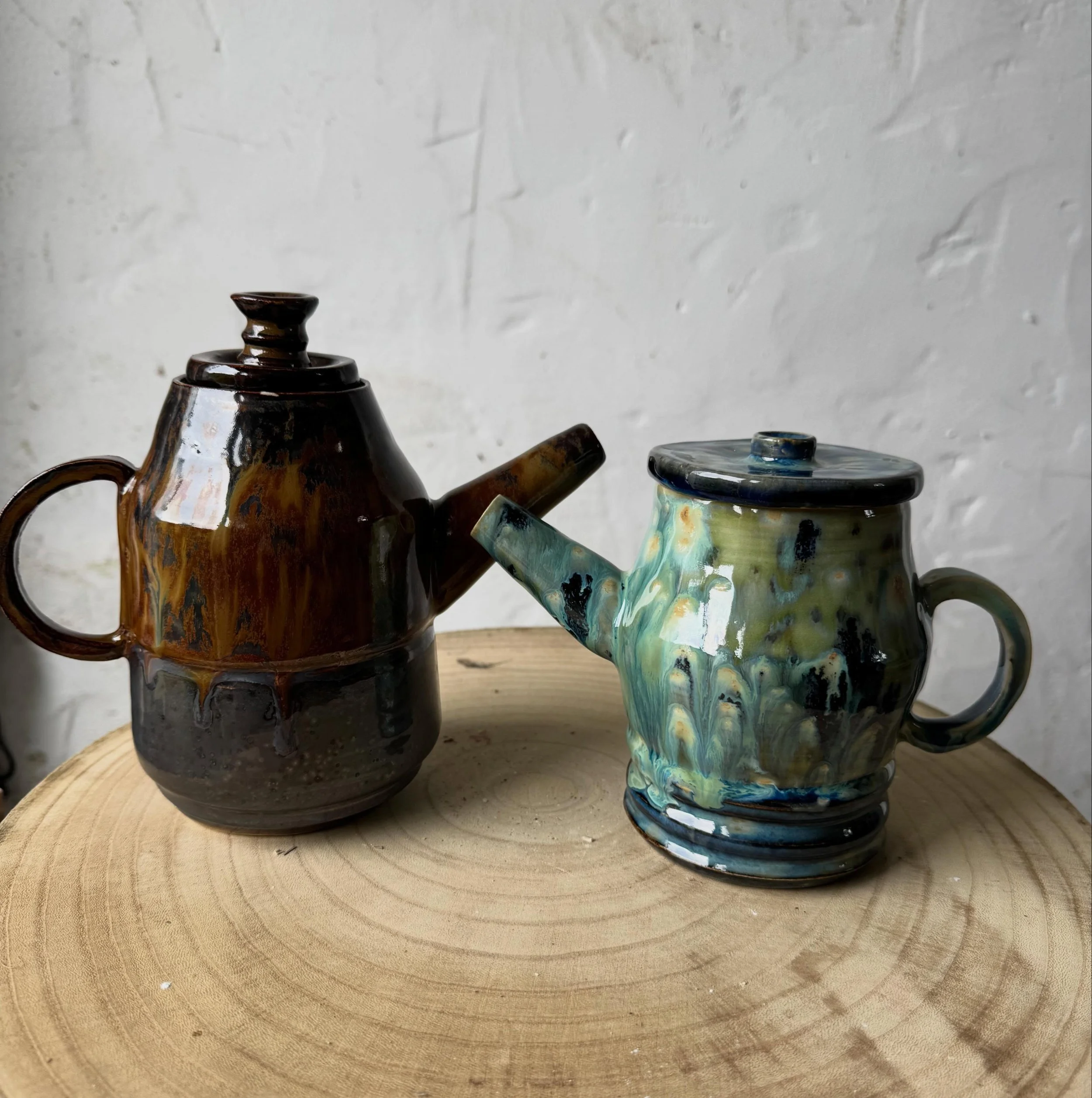 I took on the &ldquo;final boss&rdquo; of pottery and made these 2 teapots!! I love them &amp; they pour nicely but definitely a long way to go before I&rsquo;ve mastered it! So naturally I&rsquo;m trying again &hellip;. 

#pottery#greatpotterythrowd