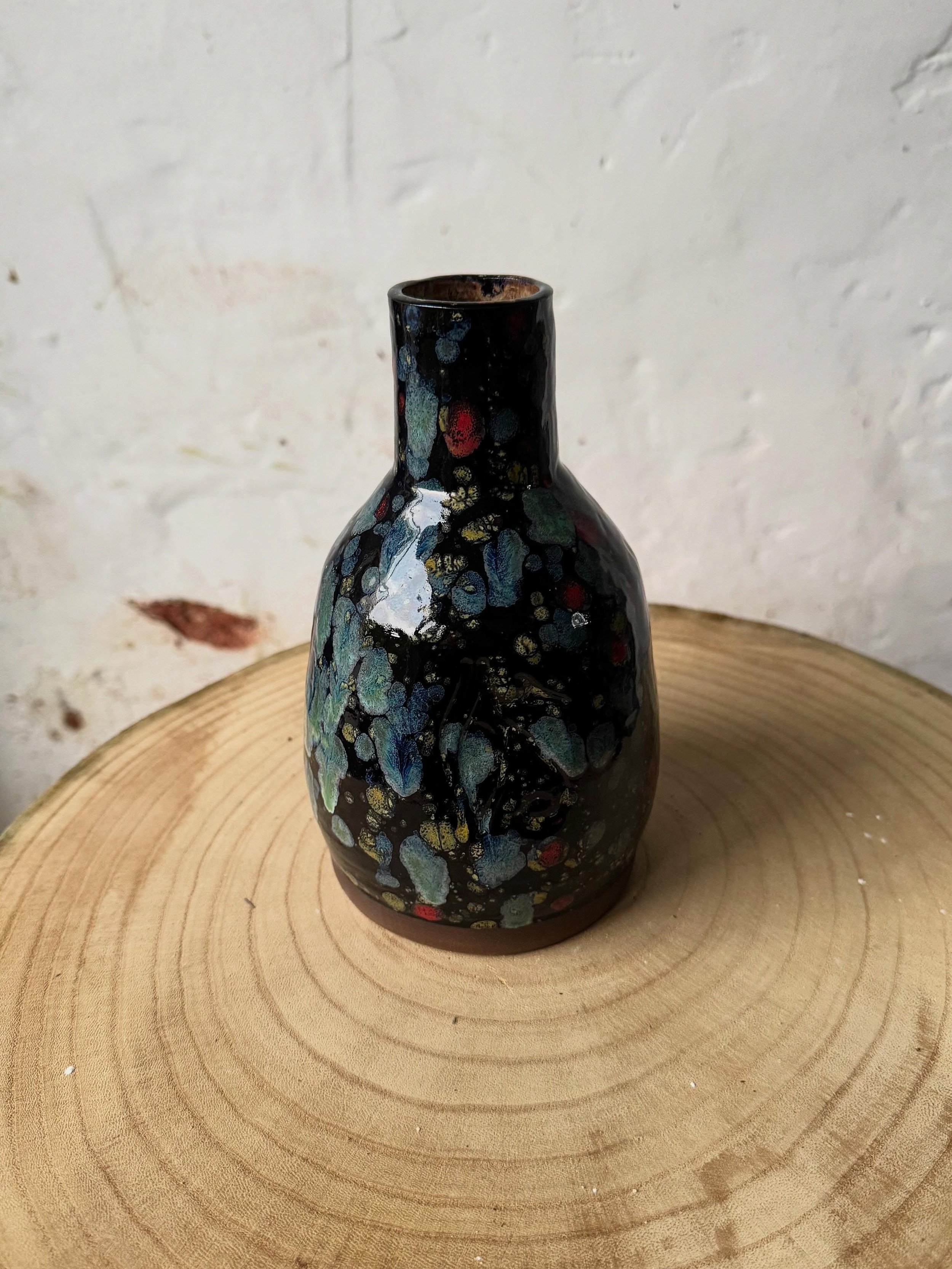 Close ups of the earthenware vases!

#ceramics#clay#greatpotterythrowdown#handmade#pottery