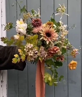 wards-farm-flowers-floristry-devon-hold.PNG