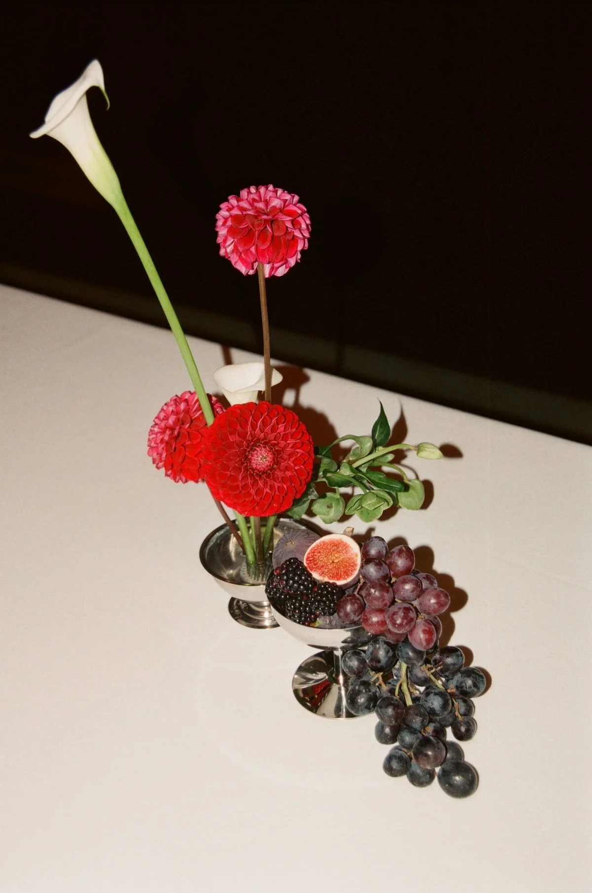A simple, sculptural floral centre piece by Kitty Willow Flower Studio. Photo by Emily Krouse.
