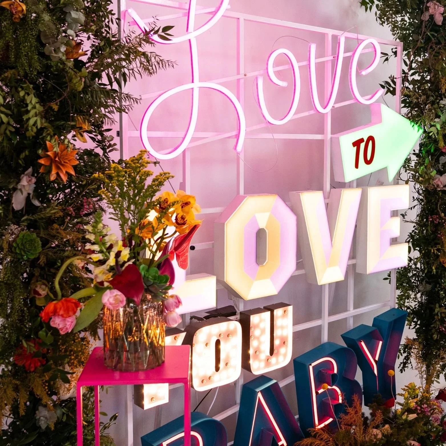the-un-wedding-show-neon-sign-mnt.jpg