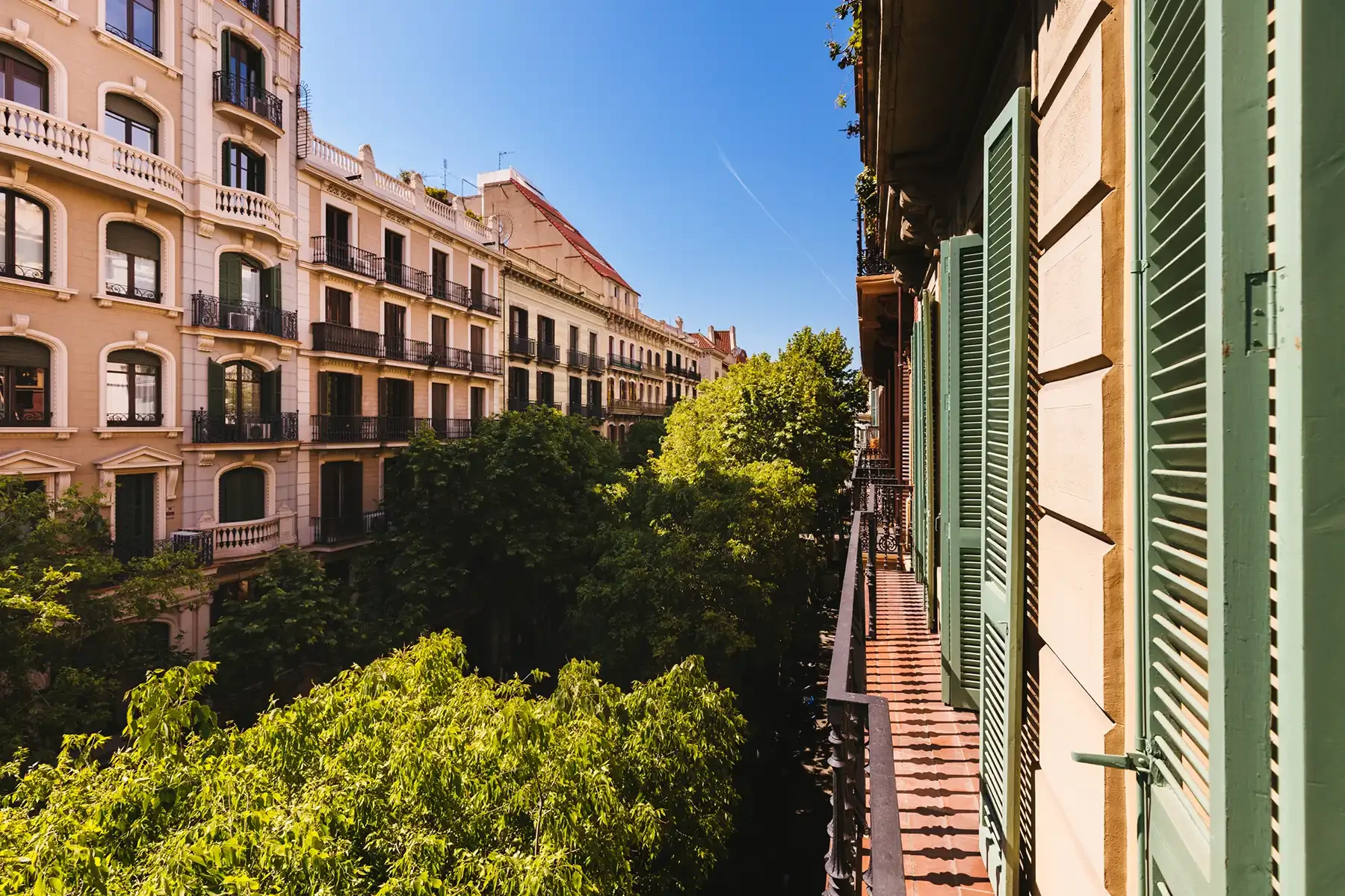 Barselona Eixample bölgesinde tarihi bir apartman dairesinden balkon manzarası