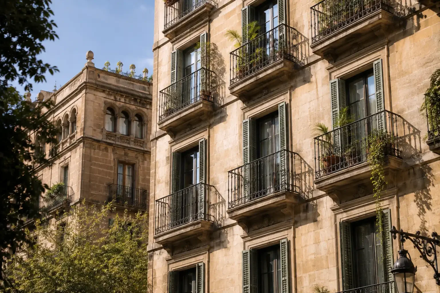 Kat malikleri topluluğundaki ortak mülkiyet yapısını yansıtan balkonlu geleneksel Barcelona apartmanı.