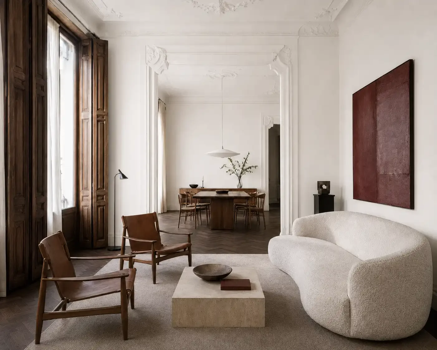 Piso reformado en el Eixample que combina elementos históricos restaurados con diseño interior contemporáneo.