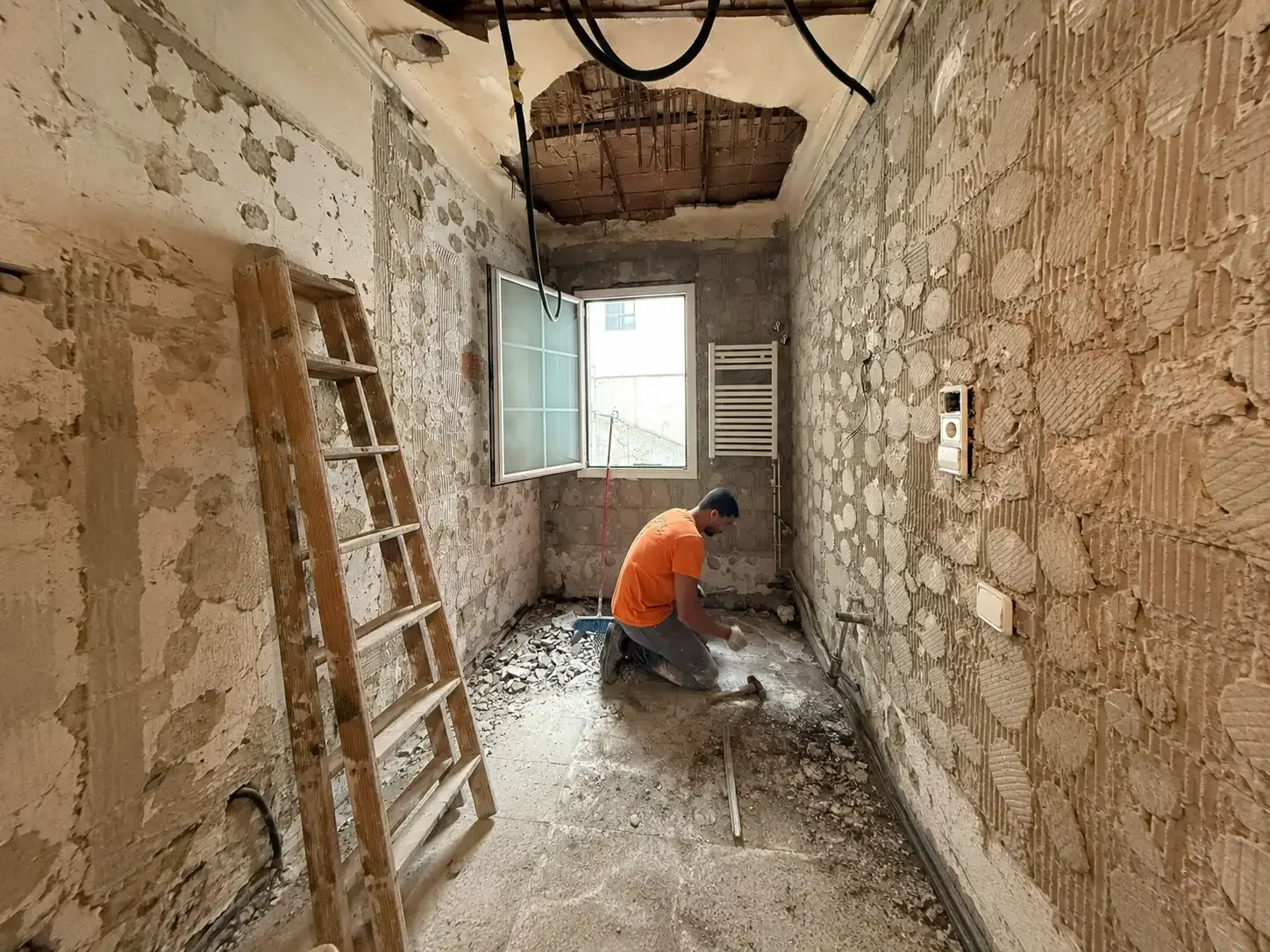 Structural assessment and demolition work during the renovation of an older apartment in Barcelona