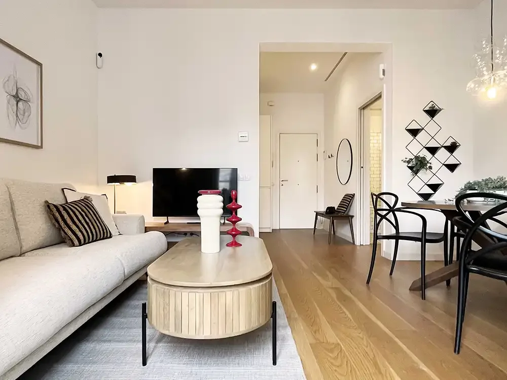 Barselona'da uzun dönem kiralama için hazırlanmış modern ve aydınlık oturma odası.