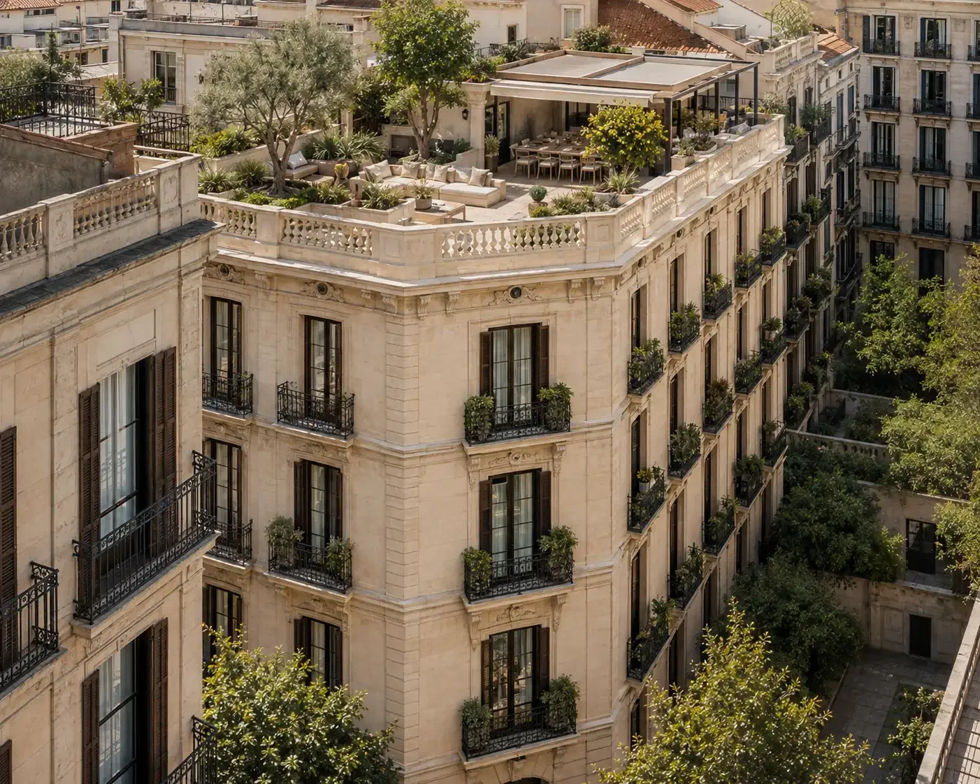 Barcelona’da peyzajlı çatı terasına sahip lüks Eixample konut binası.