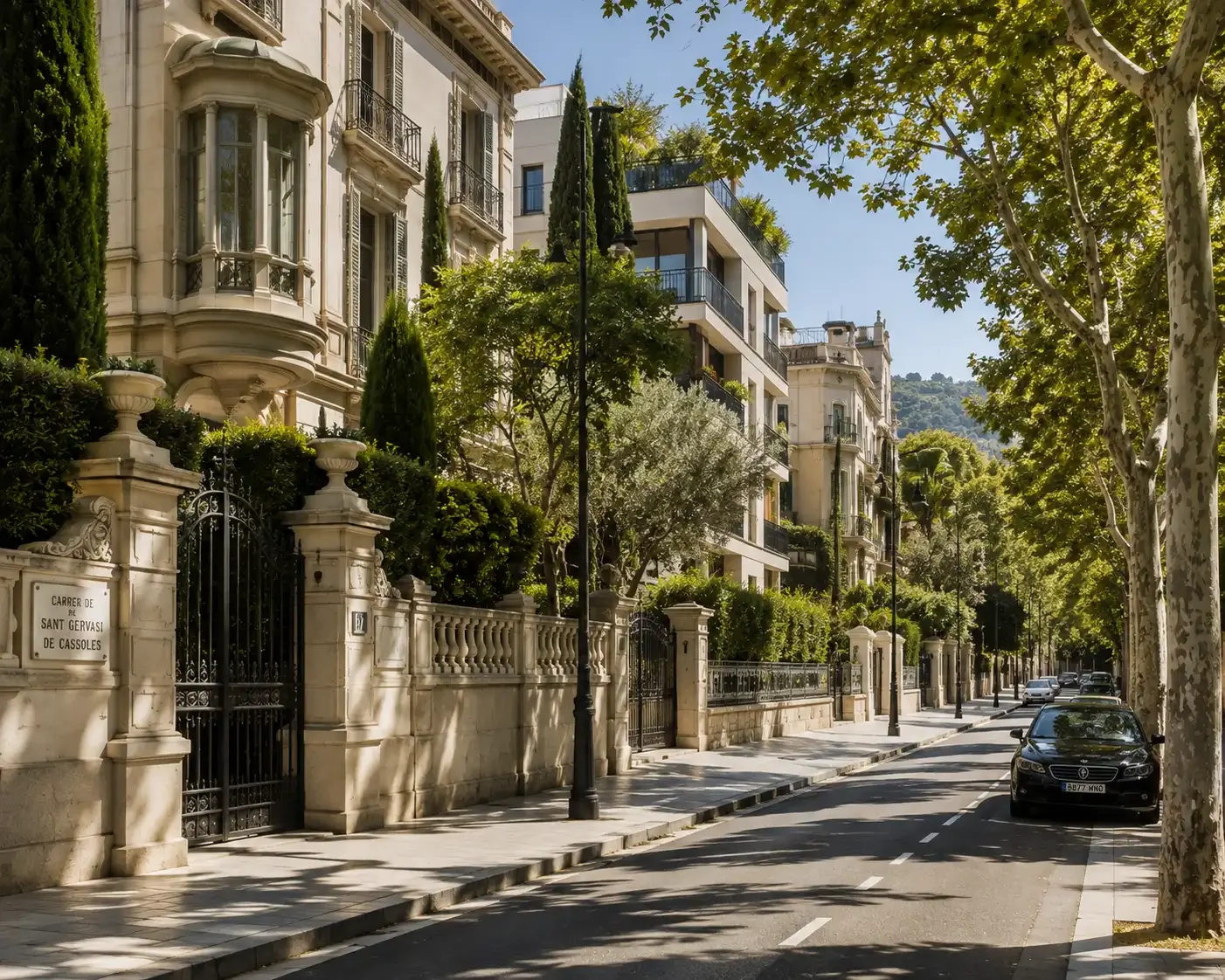 Barcelona'nın en prestijli yerleşim bölgelerinden biri olan Sarrià'da ağaçlarla çevrili lüks bir sokak, zarif konutları ve sakin atmosferiyle öne çıkıyor.