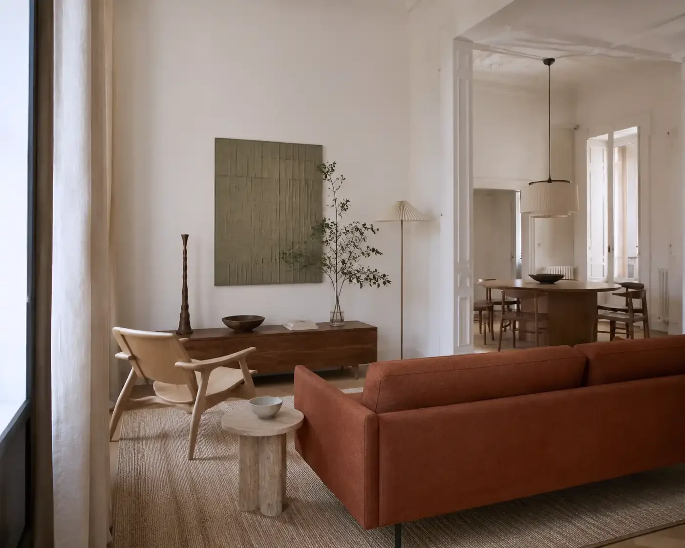 Barcelona’da kısa dönem kiralama için hazırlanmış Akdeniz tarzı mobilyalı salon