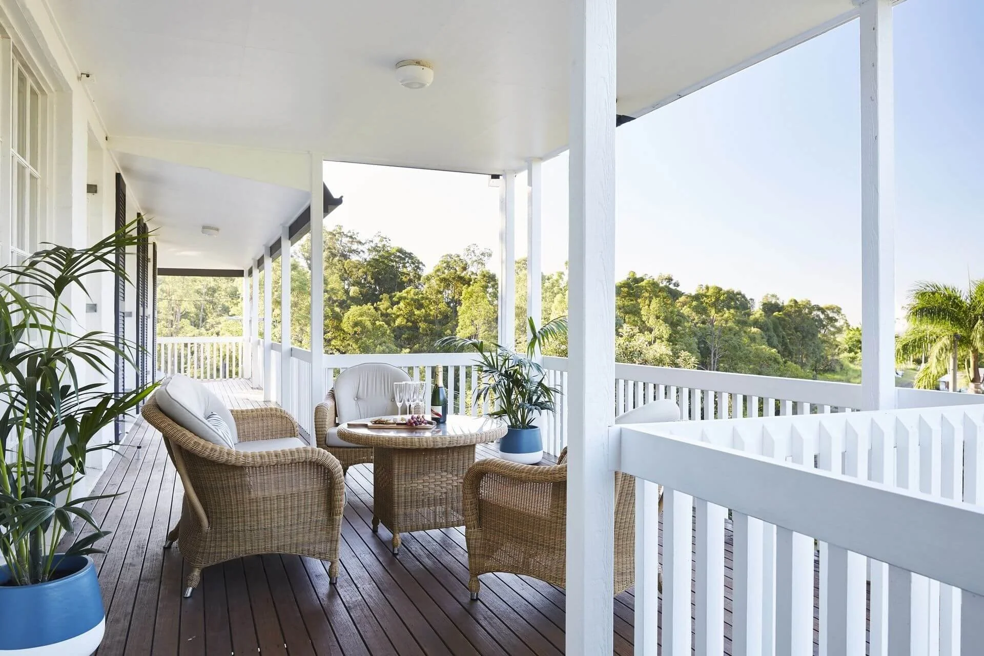 upstairs-outdoor-dining.jpg