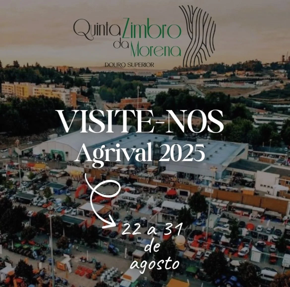 Imagem aérea de um evento de feira ou mercado ao ar livre em uma cidade, com várias barracas, veículos estacionados e prédios ao fundo. Texto promocional convidando visitas ao Agrival 2025, de 22 a 31 de agosto.