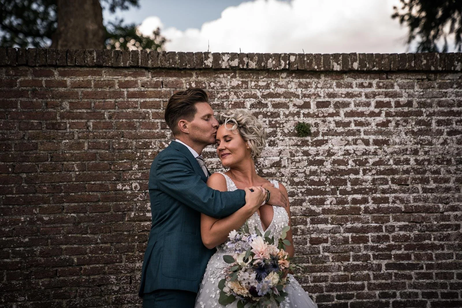 Wedding couple posing together at Parc Broekhuizen in Leersum, the Netherlands.