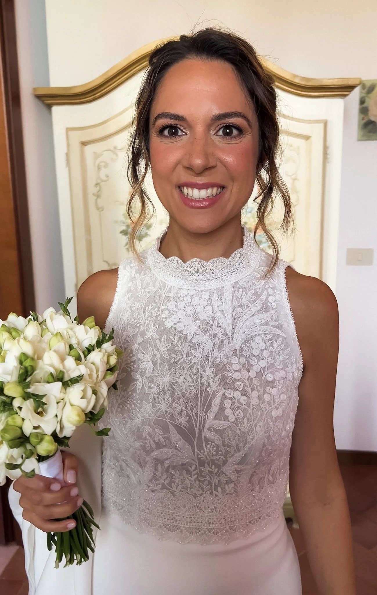 bride-holding-bouquet-rome-luxury-wedding.jpg