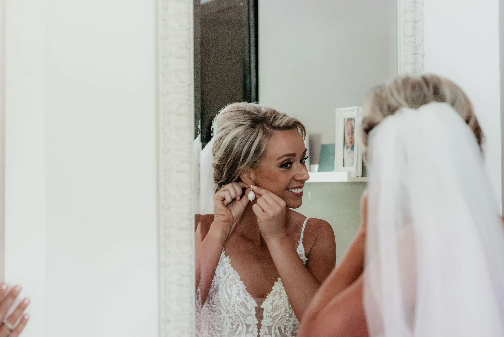 bride-looking-in-mirror-kerkdriel-wedding.jpg