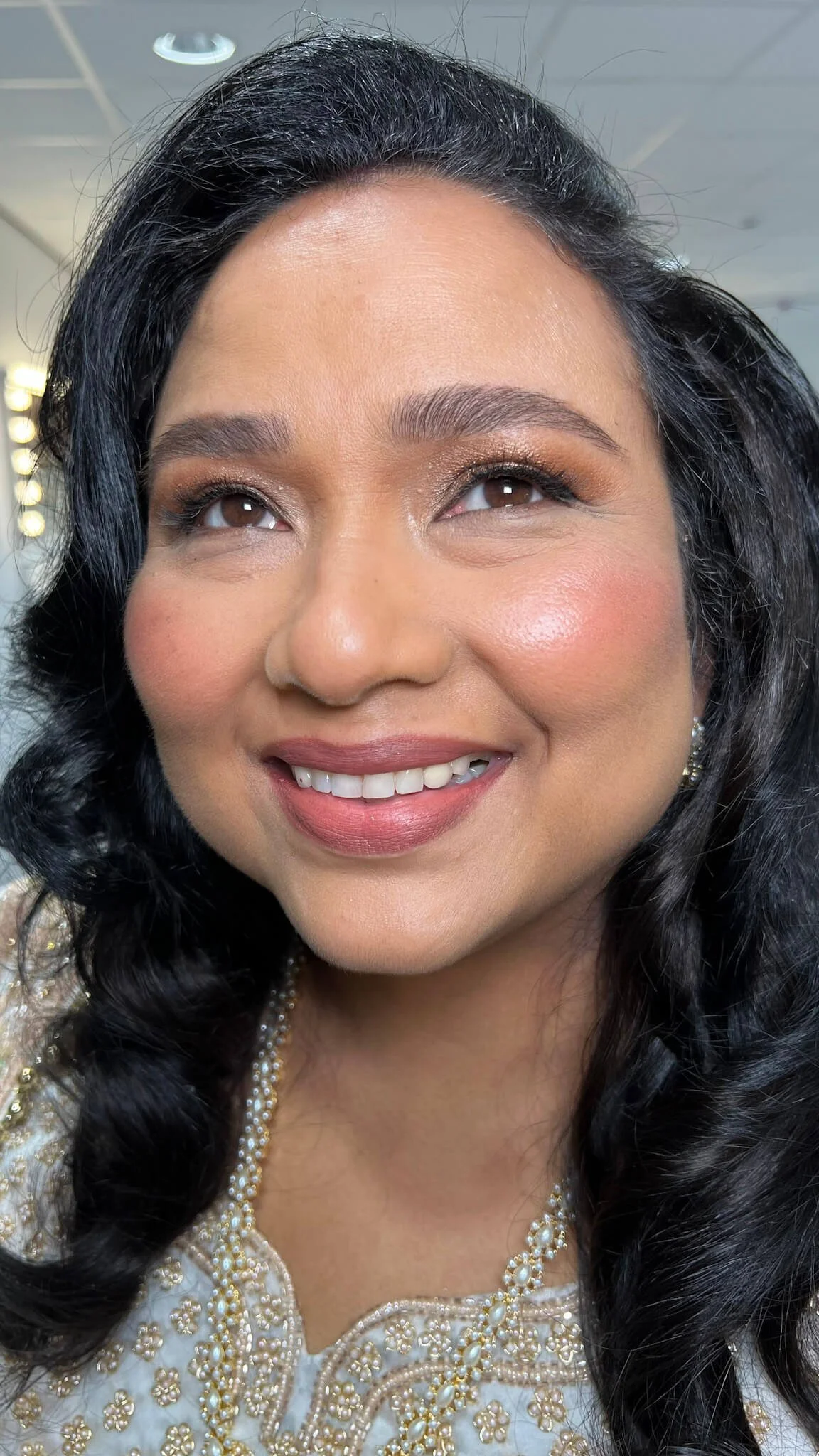 Mother of the bride with an elegant glam look at an Indian wedding in Rotterdam.